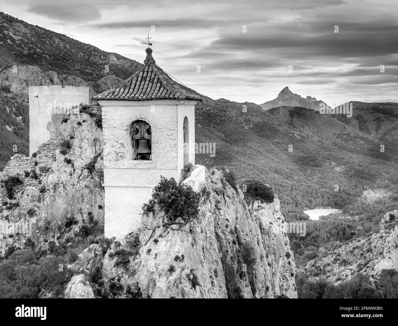 Schwarzweißbild des Guadalest Castle in Marina Baixa, Alicante, Valencia, Spanien Stockfoto