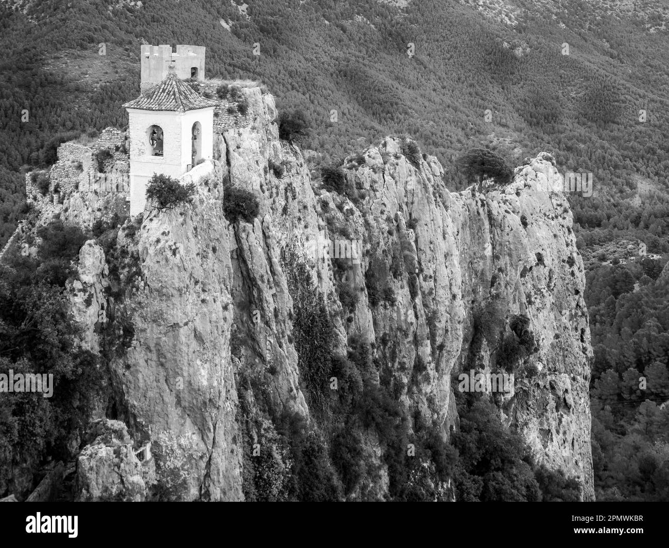 Schwarzweißbild des Guadalest Castle in Marina Baixa, Alicante, Valencia, Spanien Stockfoto