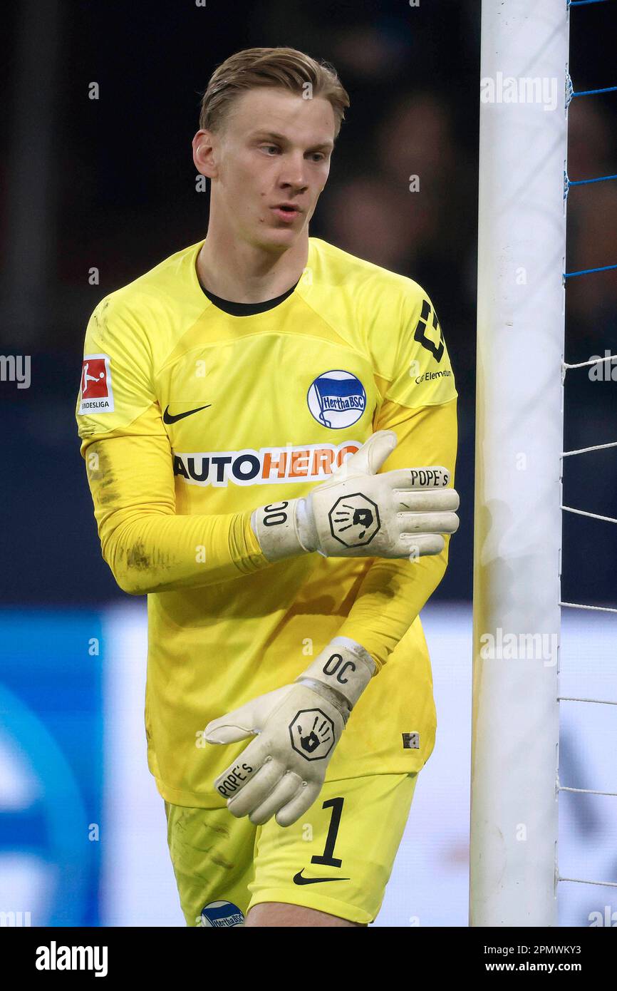 Gelsenkirchen, Deutschland, 1. Fussball Bundesliga 28. Spieltag FC Schalke 04 vs.Hertha BSC Berlin 5:2 am 14. 04. 2023 in der Veltins Arena auf Schalke in Gelsenkirchen Oliver CHRISTENSEN (HBSC) Foto: Norbert Schmidt, Düsseldorf Stockfoto