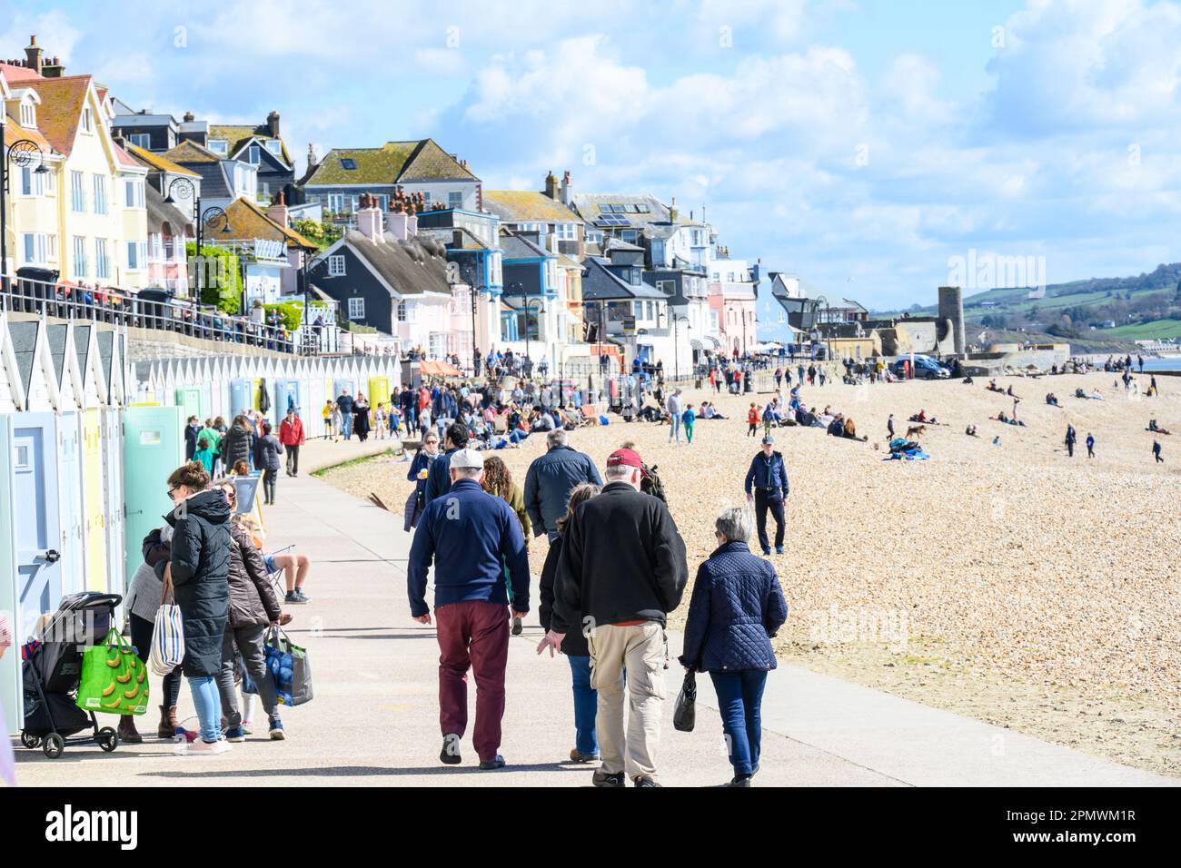 Lyme Regis, Dorset, Großbritannien. 15. April 2023. UK Weather: Besucher und Einheimische genießen warmen Sonnenschein und blauen Himmel im Badeort Lyme Regis . Das sonnige Wetter ist nach einer Woche mit starkem Regen und starkem Wind willkommen. Kredit: Celia McMahon/Alamy Live News Stockfoto