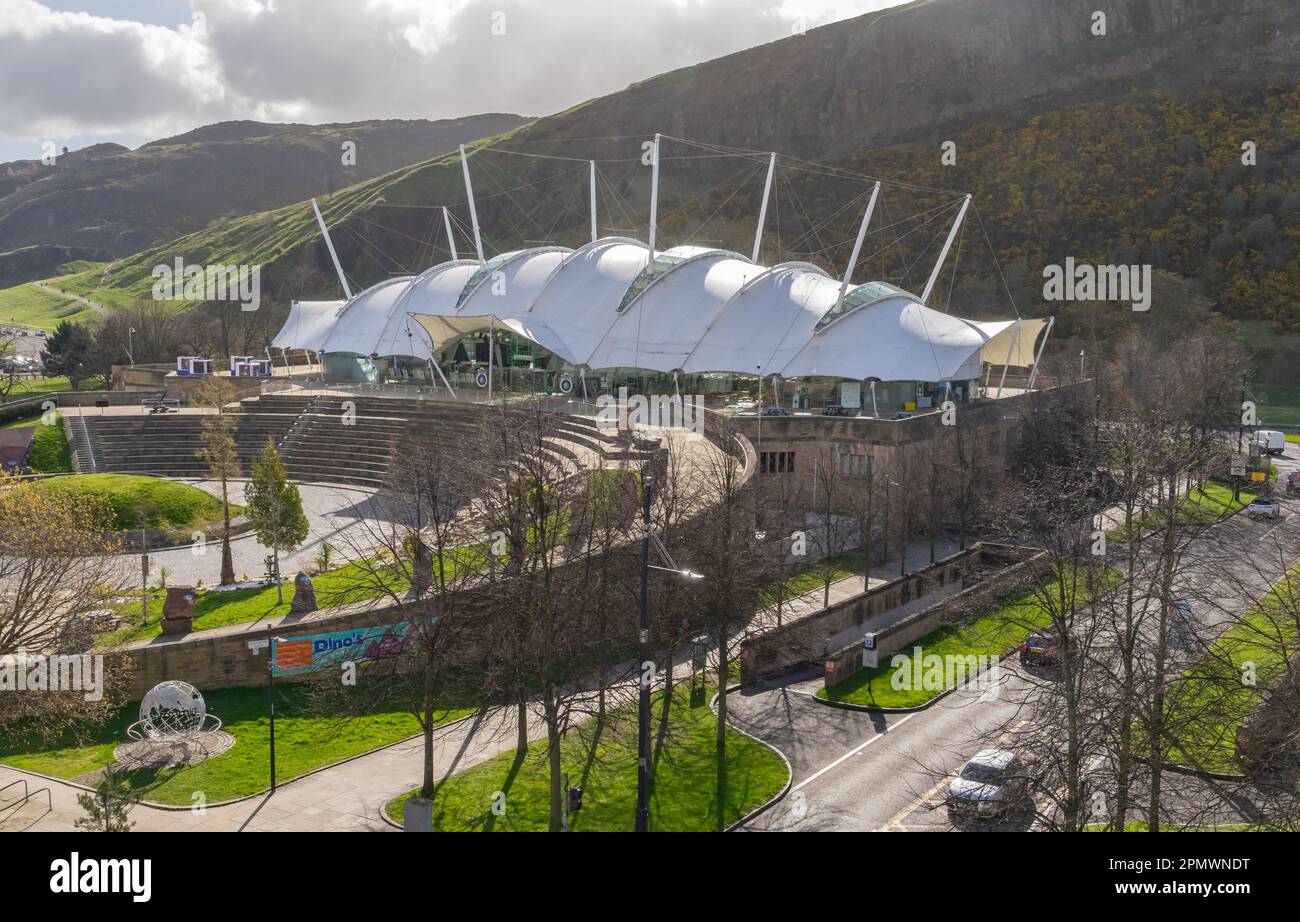 Edinburgh, Schottland, Großbritannien. 12. April 2023 Das dynamische Erdengebäude auf der Holyrood Road Stockfoto