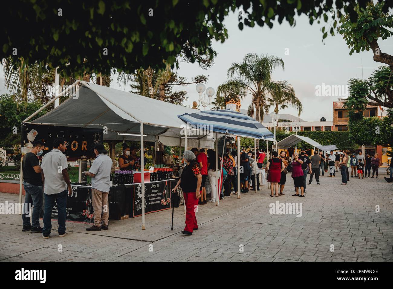 Die Marktstände und eine Menschenmenge versammelten sich in Jardin Principal, Tuxpan, Jalisco, Mexiko Stockfoto