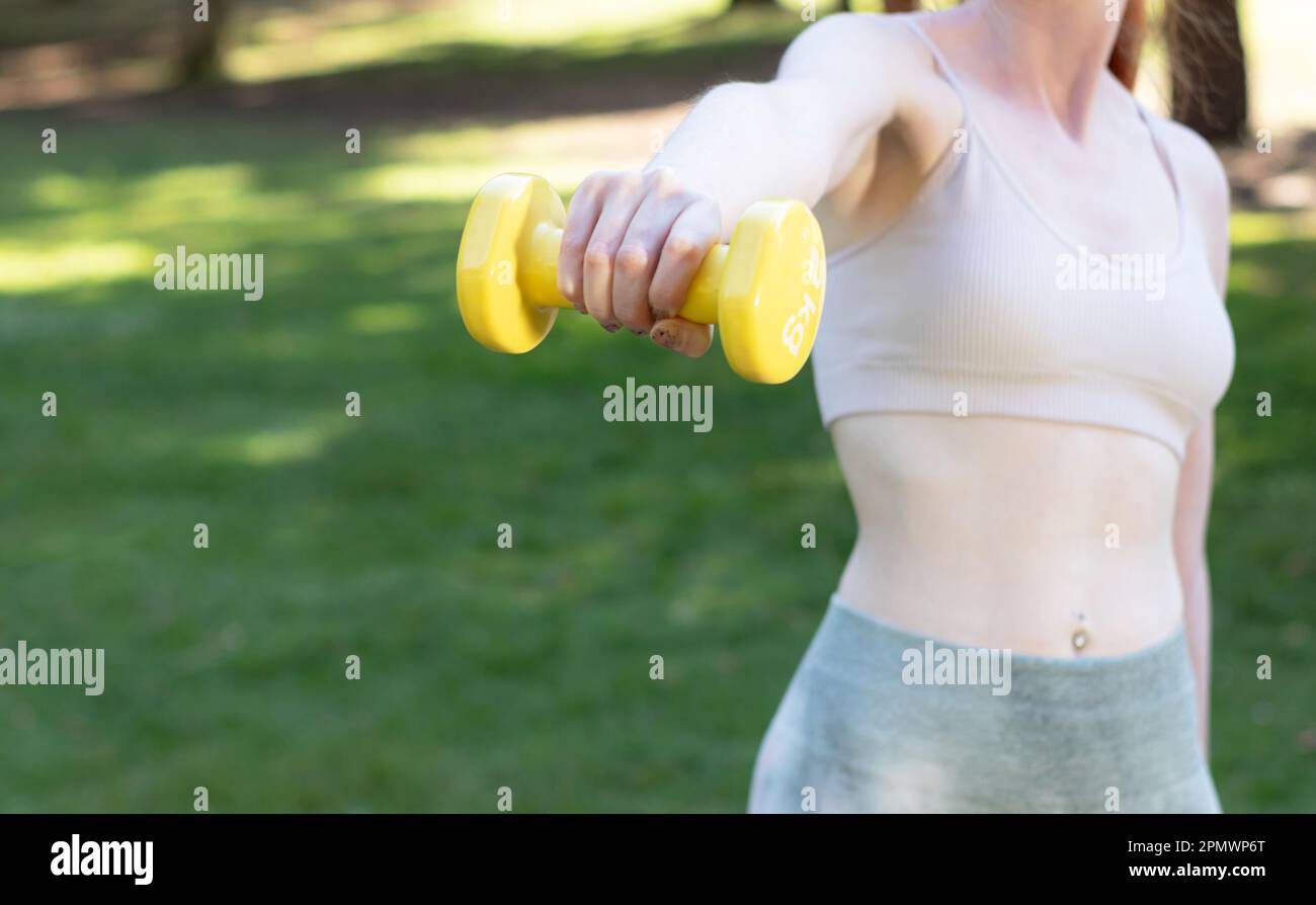 Eine rothaarige, hellhäutige Frau, die Yoga und Meditation im Wald praktiziert Stockfoto