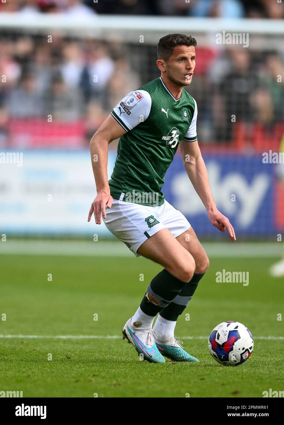 Exeter, Großbritannien. 15. April 2023. Jordan Houghton #4 von Plymouth Argyle in Action während des Spiels der Sky Bet League 1 Exeter City gegen Plymouth Argyle im St. James' Park, Exeter, Großbritannien, 15. April 2023 (Foto von Stan Kasala/News Images) in Exeter, Großbritannien, am 4./15. April 2023. (Foto: Stan Kasala/News Images/Sipa USA) Guthaben: SIPA USA/Alamy Live News Stockfoto