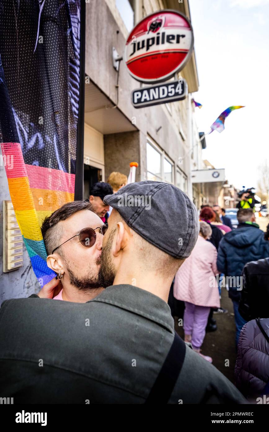 EINDHOVEN - Zuschauer beim Aufhängen der neuen Regenbogenflagge bei der COC-Vereinigung Eindhoven. DER AUSSCHUSS der Niederlande forderte die Anbringung der Regenbogenflagge zur Unterstützung der LGBTI-Gemeinschaft. Die Aufforderung ist eine Reaktion auf die jüngsten Fälle von Gewalt gegen die Gemeinschaft und richtet sich unter anderem an Kommunen, Provinzen und Fußballvereine. ANP ROB ENGELAAR netherlands Out - belgium Out Credit: ANP/Alamy Live News Stockfoto