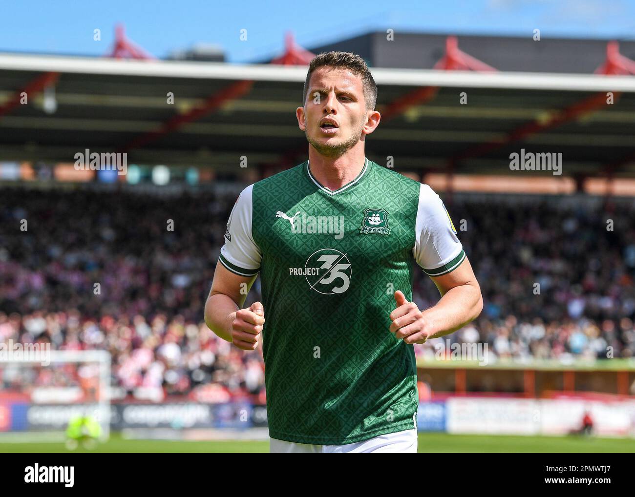 Jordan Houghton #4 von Plymouth Argyle in Action während des Spiels der Sky Bet League 1 Exeter City vs Plymouth Argyle im St. James' Park, Exeter, Großbritannien, 15. April 2023 (Foto: Stan Kasala/News Images) Stockfoto