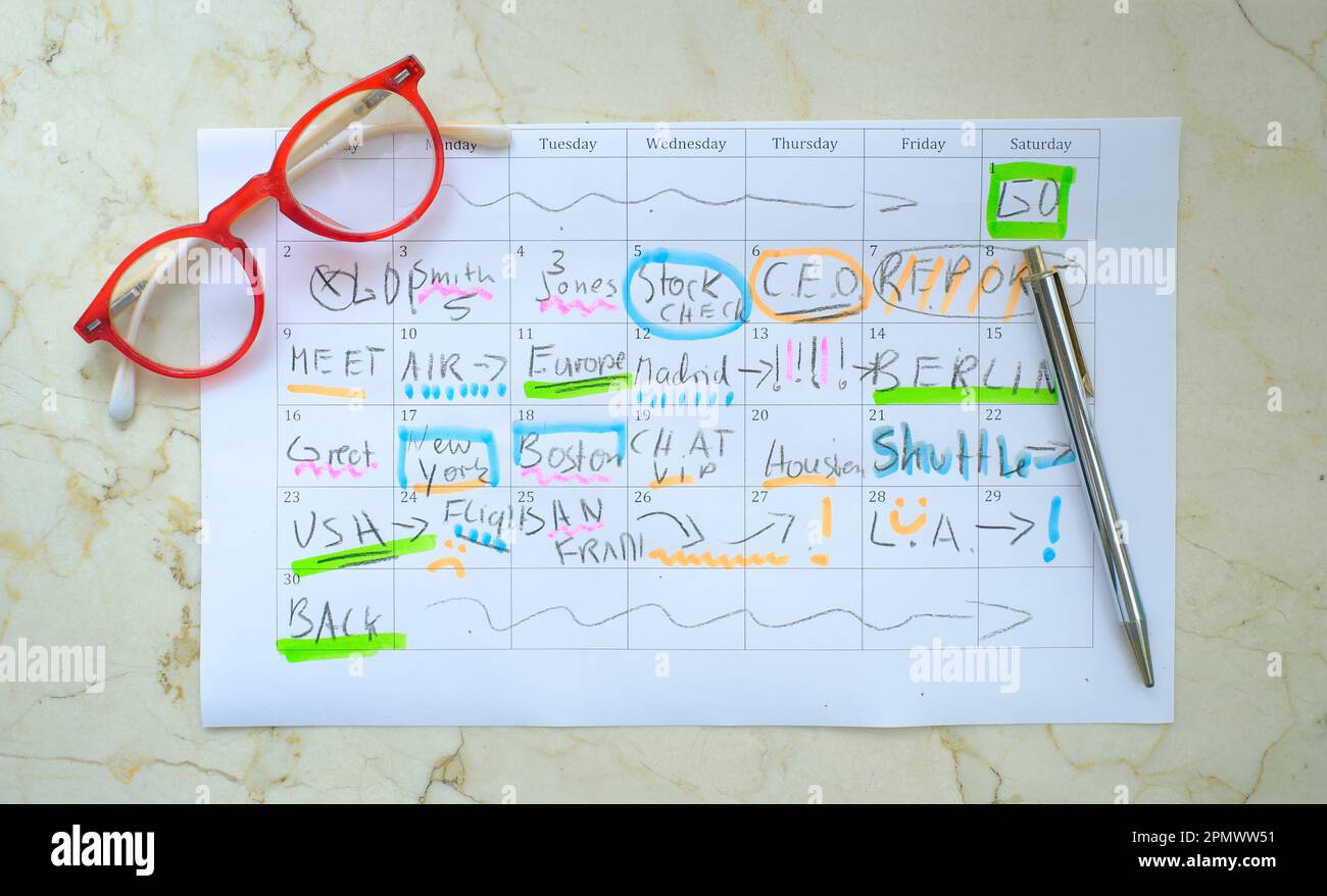 Kalender mit Geschäftsterminen, Stift und Brille, monatlicher Zeitplan Stockfoto
