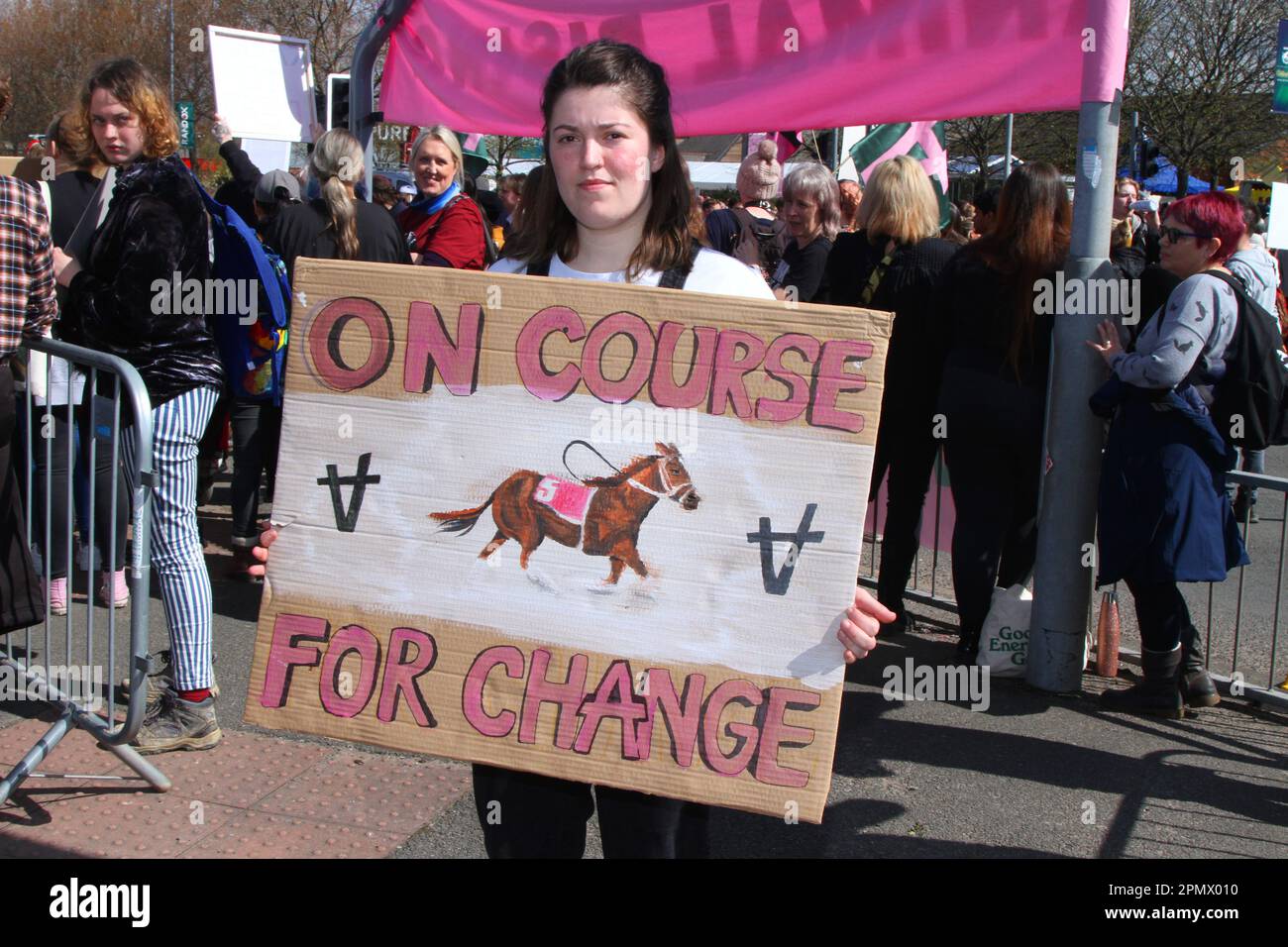 Animal Rising Action for Animals Protestgruppe, die den Grand National stört. Tierschützer in Liverpool, Merseyside, Großbritannien. April 2023. Grand National Meeting Aintree Demonstrationen und Opposition am Haupteingang der Aintree Racecourse. Stockfoto