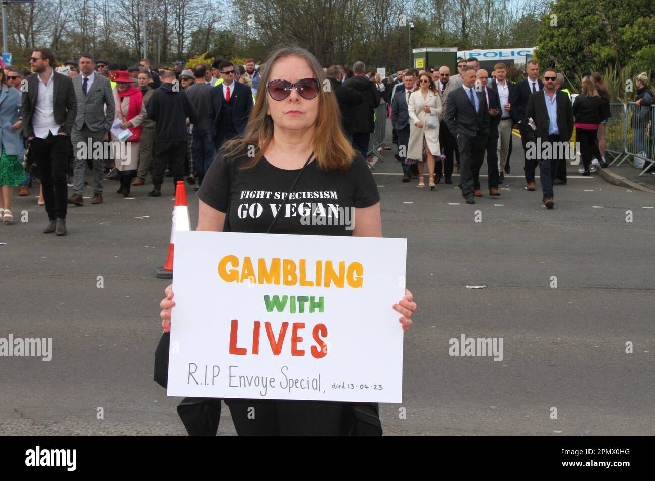 Animal Rising Action for Animals Protestgruppe, die den Grand National stört. Tierschützer in Liverpool, Merseyside, Großbritannien. April 2023. Grand National Meeting Aintree Demonstrationen und Opposition am Haupteingang der Aintree Racecourse. Stockfoto