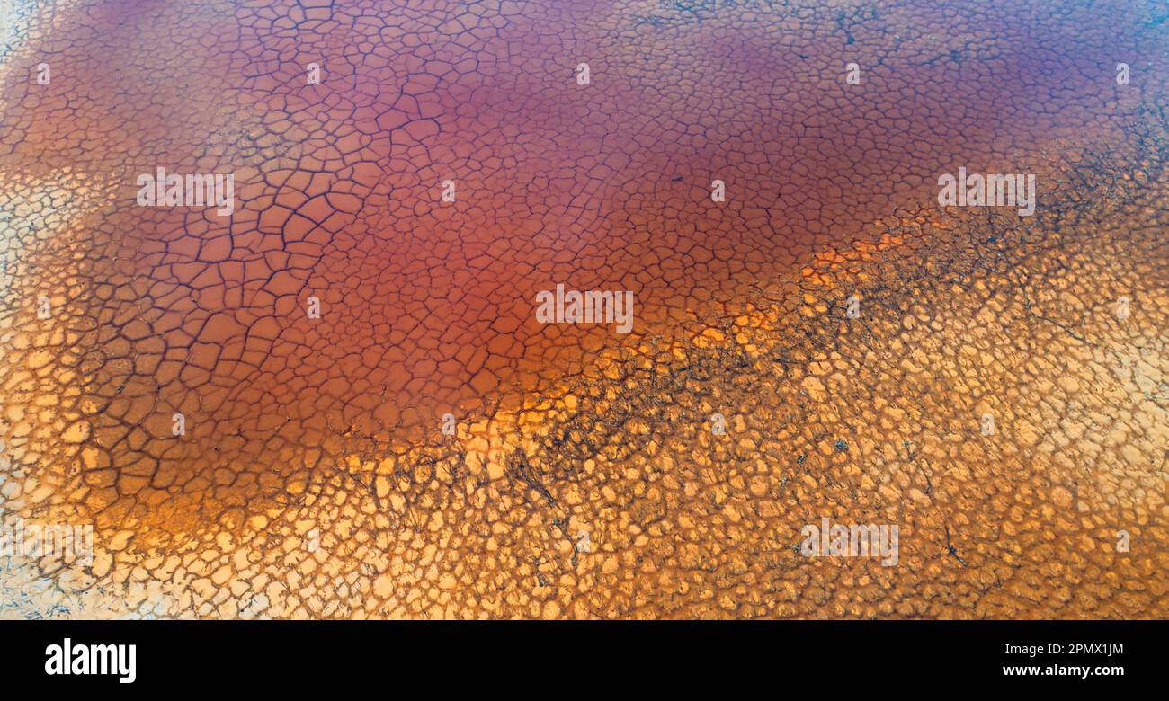 Riesige Titanmine mit Absetzteichen gefüllt mit technischen Flüssigkeiten, die beim Prozess der Erzanreicherung verwendet werden. Stockfoto