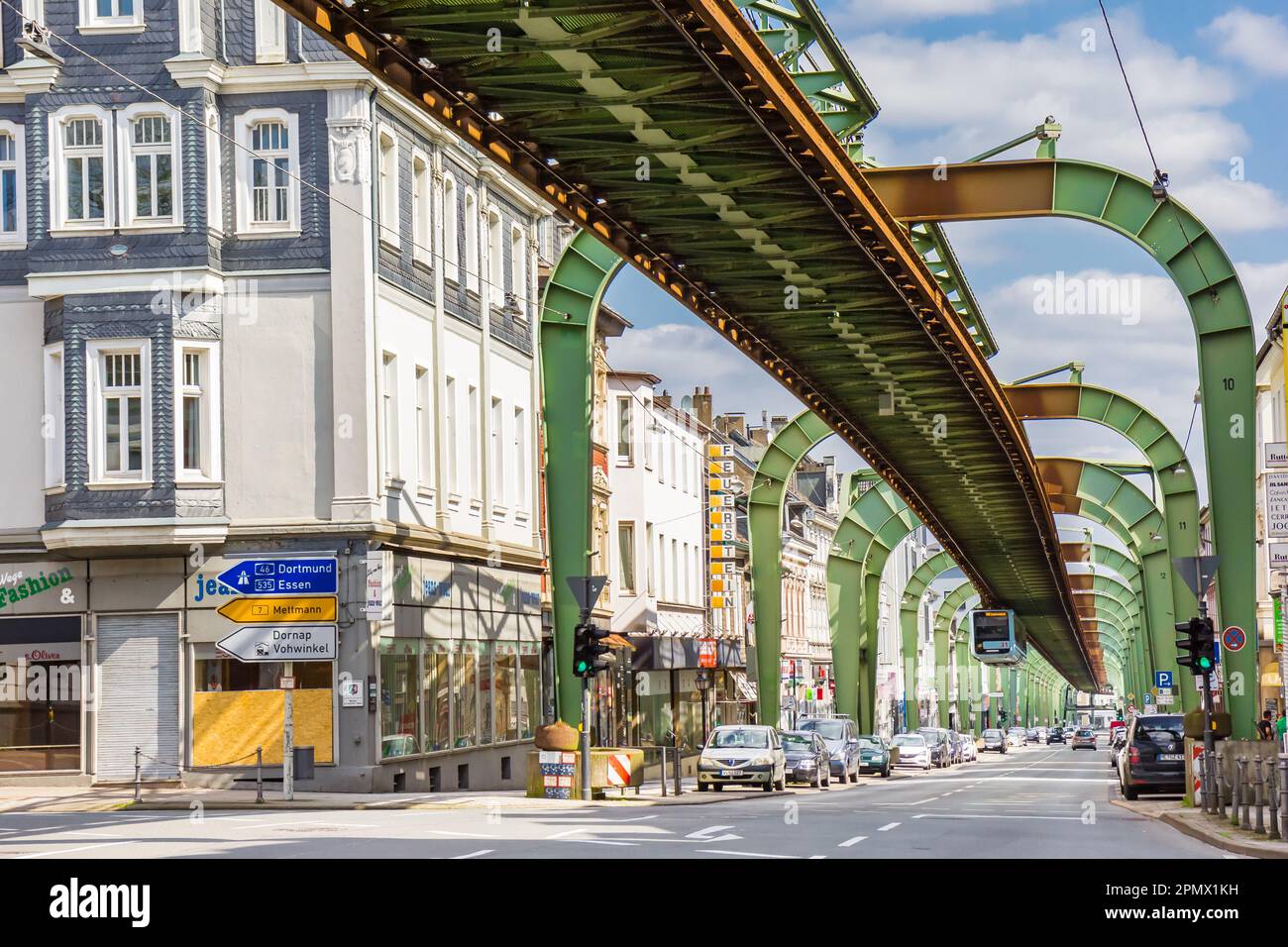 Historisches Einschienenbahnsystem durch die Straßen von Vohwinkel Wuppertal, Deutschland Stockfoto