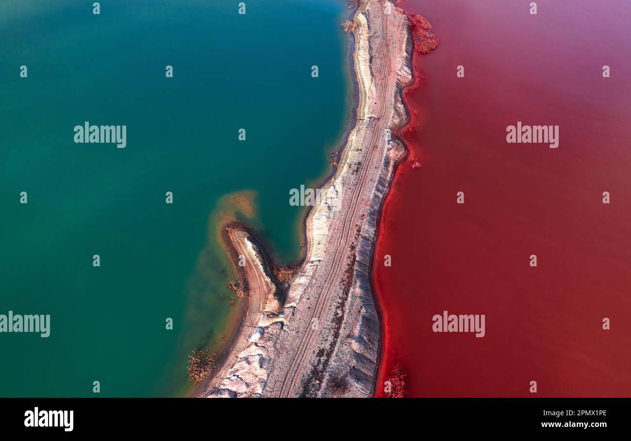 Diese beeindruckende Luftaufnahme einer Titanmine zeigt die verschiedenen Farben der Flüssigkeitsreservoirs und die majestätischen Strukturen, die für die Erzanreicherung verwendet werden Stockfoto