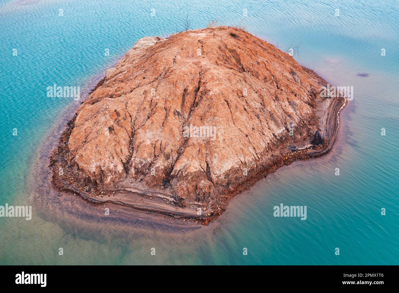 Riesige Titanmine mit Absetzteichen gefüllt mit technischen Flüssigkeiten, die beim Prozess der Erzanreicherung verwendet werden. Stockfoto