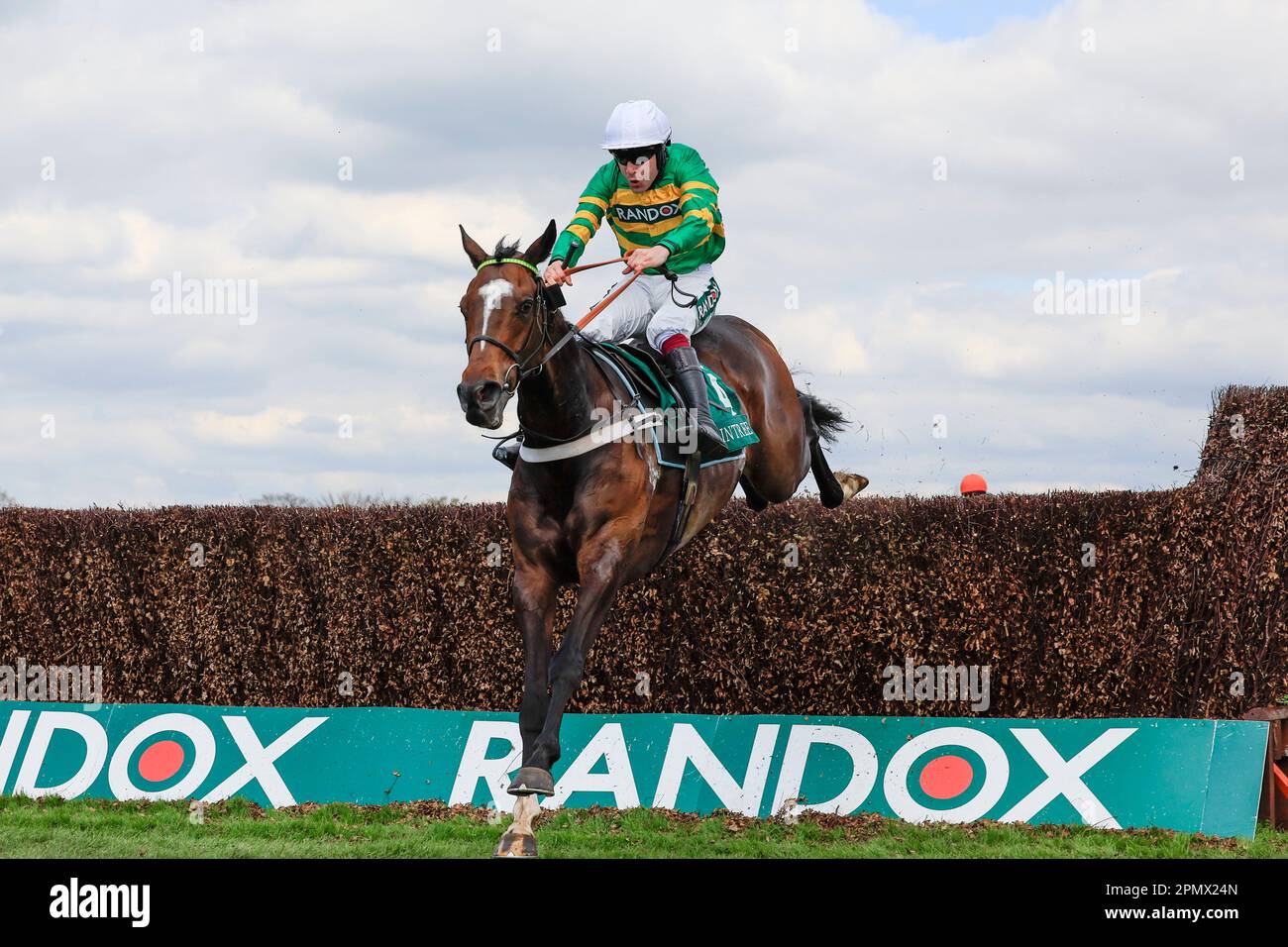 Jonbon reitet von Aidan Coleman und springt über den letzten Zaun auf dem Weg zum Gewinn des EFT Systems Maghull Novizen Chase The Randox Grand National Festival 2023 Grand National Day auf der Rennbahn Aintree, Liverpool, Großbritannien, 15. April 2023 (Foto von Conor Molloy/News Images) Stockfoto