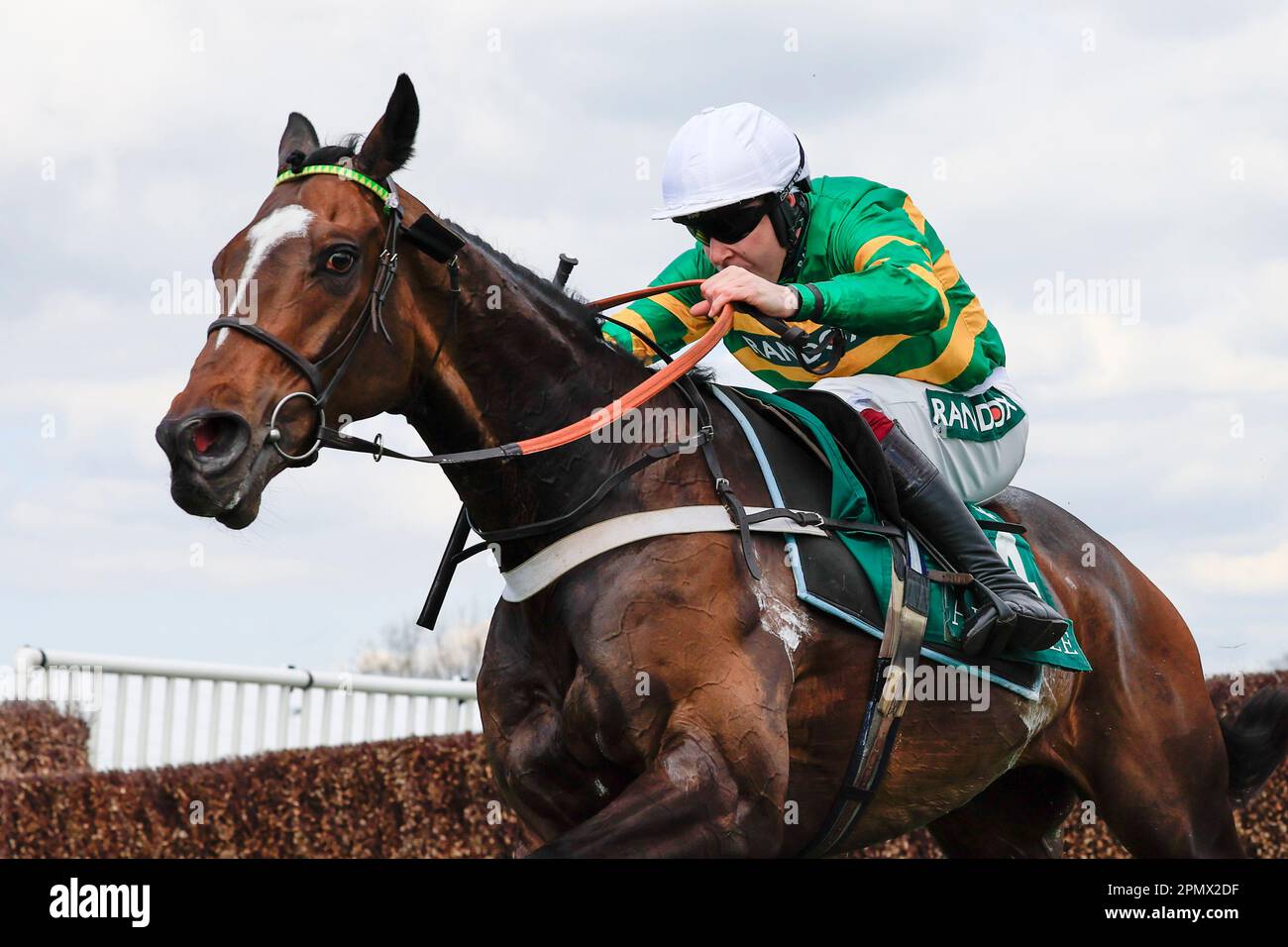 Jonbon reitete von Aidan Coleman auf seinem Weg zum Gewinn des EFT Systems Maghull Novizen Chase The Randox Grand National Festival 2023 Grand National Day in Aintree Racecourse, Liverpool, Großbritannien, 15. April 2023 (Foto von Conor Molloy/News Images) Stockfoto