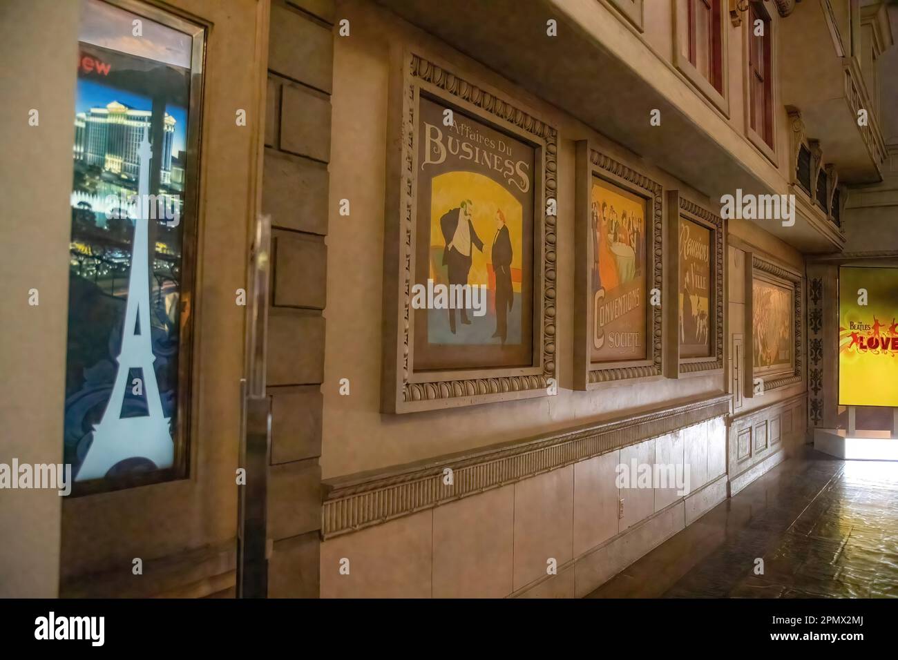 Innenkorridor mit Pariser Bildern im Paris Hotel in Las Vegas, Nevada, USA. Stockfoto