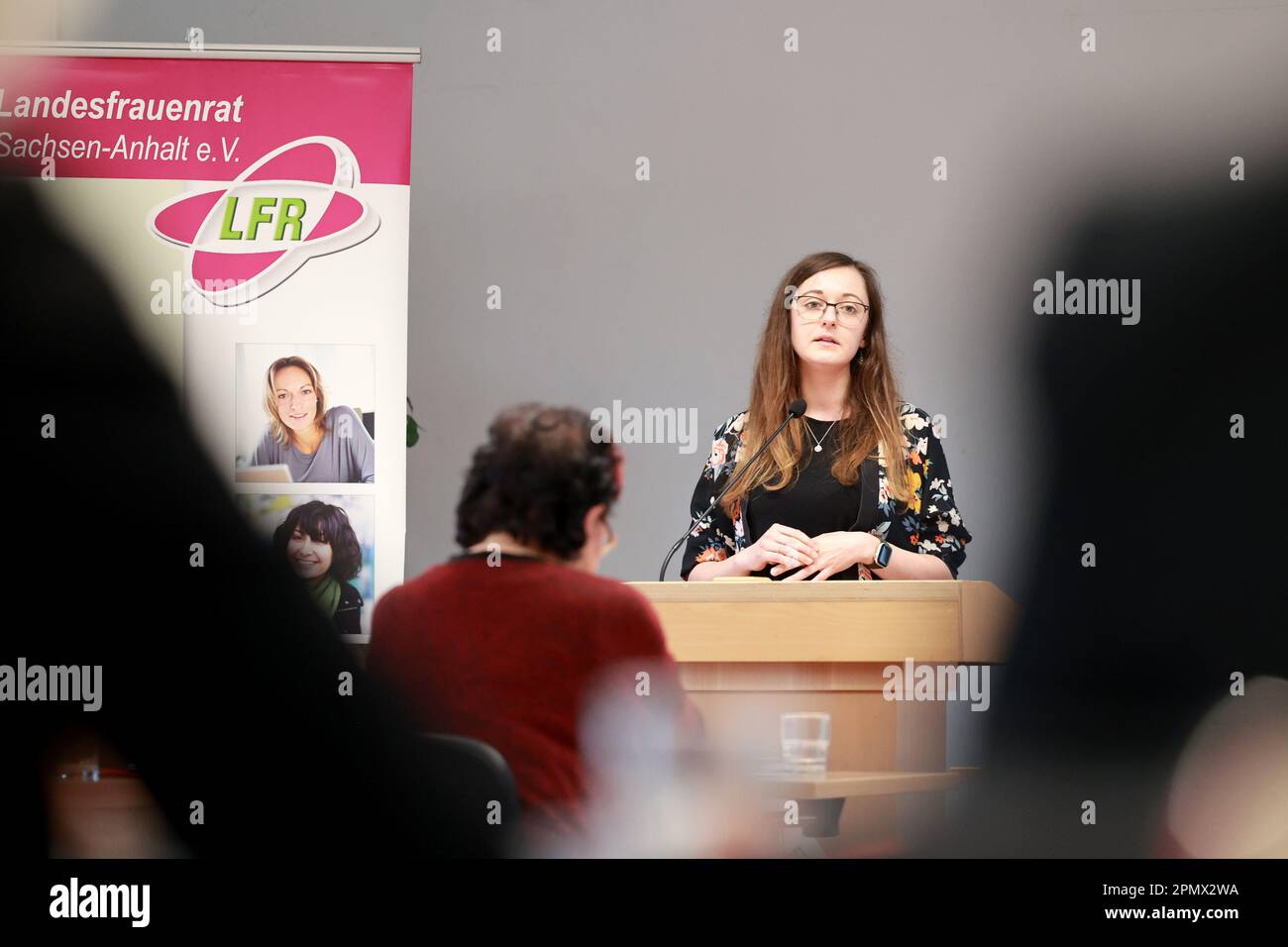 Magdeburg, Deutschland. 15. April 2023. Michelle Angeli aus Zerbst wurde auf der Delegiertenversammlung des Landesfrauenrats Sachsen-Anhalt e.V. in der Landeshauptstadt zur neuen Staatspräsidentin gewählt. Kredit: Peter Gercke/dpa-Zentralbild/dpa/Alamy Live News Stockfoto