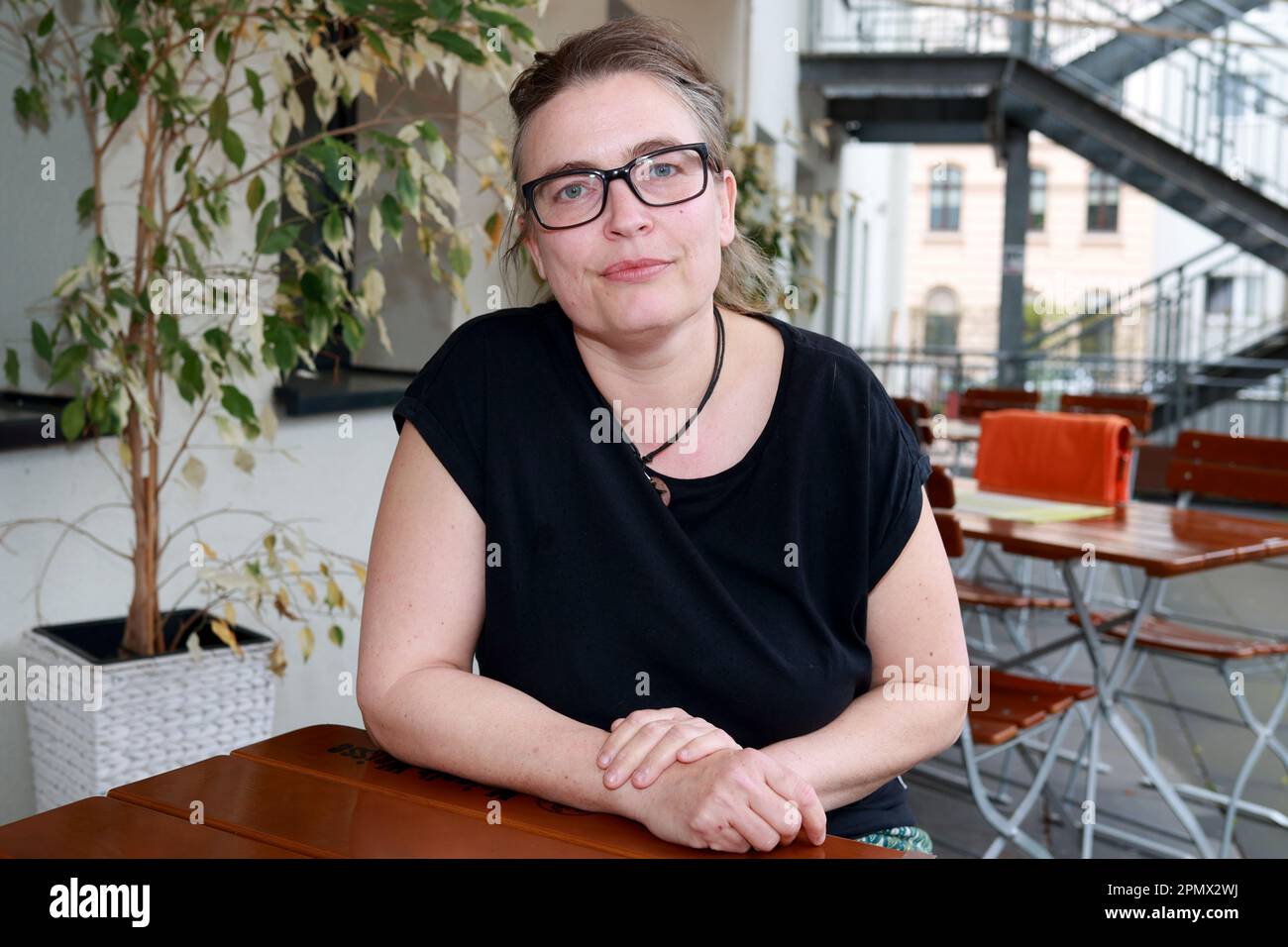 Magdeburg, Deutschland. 15. April 2023. Yvonne Joachim, Leiterin der AWO-Beratungszentren in Magdeburg, wurde auf der Delegiertenversammlung des Landesfrauenrats Sachsen-Anhalt e.V. in der Landeshauptstadt zur neuen stellvertretenden Staatsvorsitzenden gewählt. Kredit: Peter Gercke/dpa-Zentralbild/dpa/Alamy Live News Stockfoto