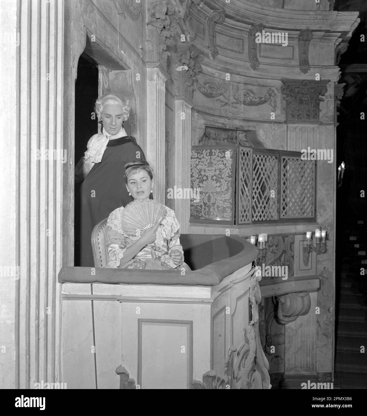 Wie im 18. Jahrhundert. Schauspieler Jarl Kulle und Maj-Britt Nilsson in einer Szene im königlichen Theater von Drottningholm in Stockholm. Das Foto wurde ursprünglich veröffentlicht, um einen historischen Roman zu illustrieren, der in mehreren Episoden in einer Zeitschrift aus dem Jahr 1956 lief. Das Zimmer, die Möbel und die Kleidung sind typisch für das Schweden des 18. Jahrhunderts. Conard Ref. EC3168 Stockfoto
