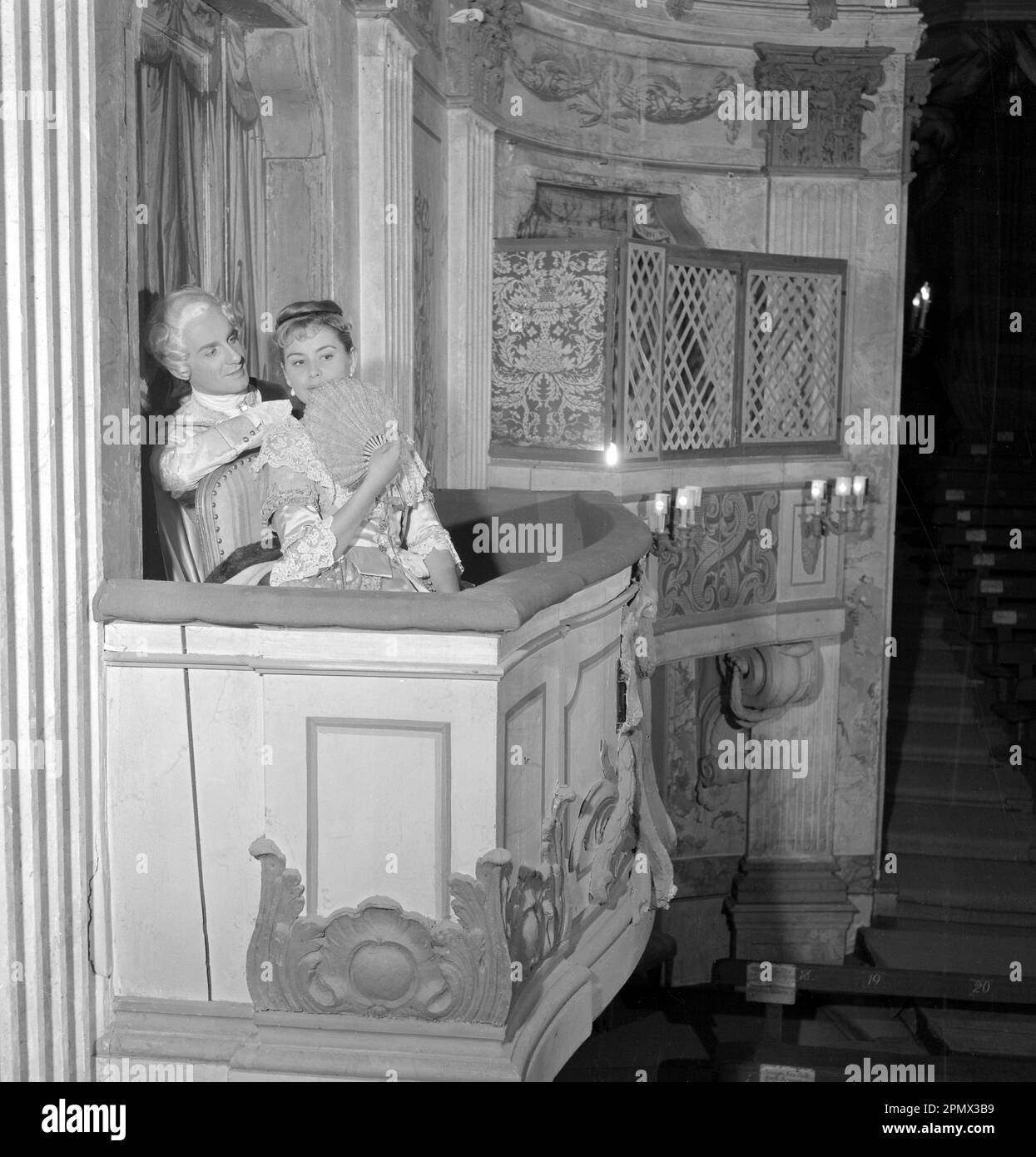 Wie im 18. Jahrhundert. Schauspieler Jarl Kulle und Maj-Britt Nilsson in einer Szene im königlichen Theater von Drottningholm in Stockholm. Das Foto wurde ursprünglich veröffentlicht, um einen historischen Roman zu illustrieren, der in mehreren Episoden in einer Zeitschrift aus dem Jahr 1956 lief. Das Zimmer, die Möbel und die Kleidung sind typisch für das Schweden des 18. Jahrhunderts. Conard Ref. EC3168 Stockfoto