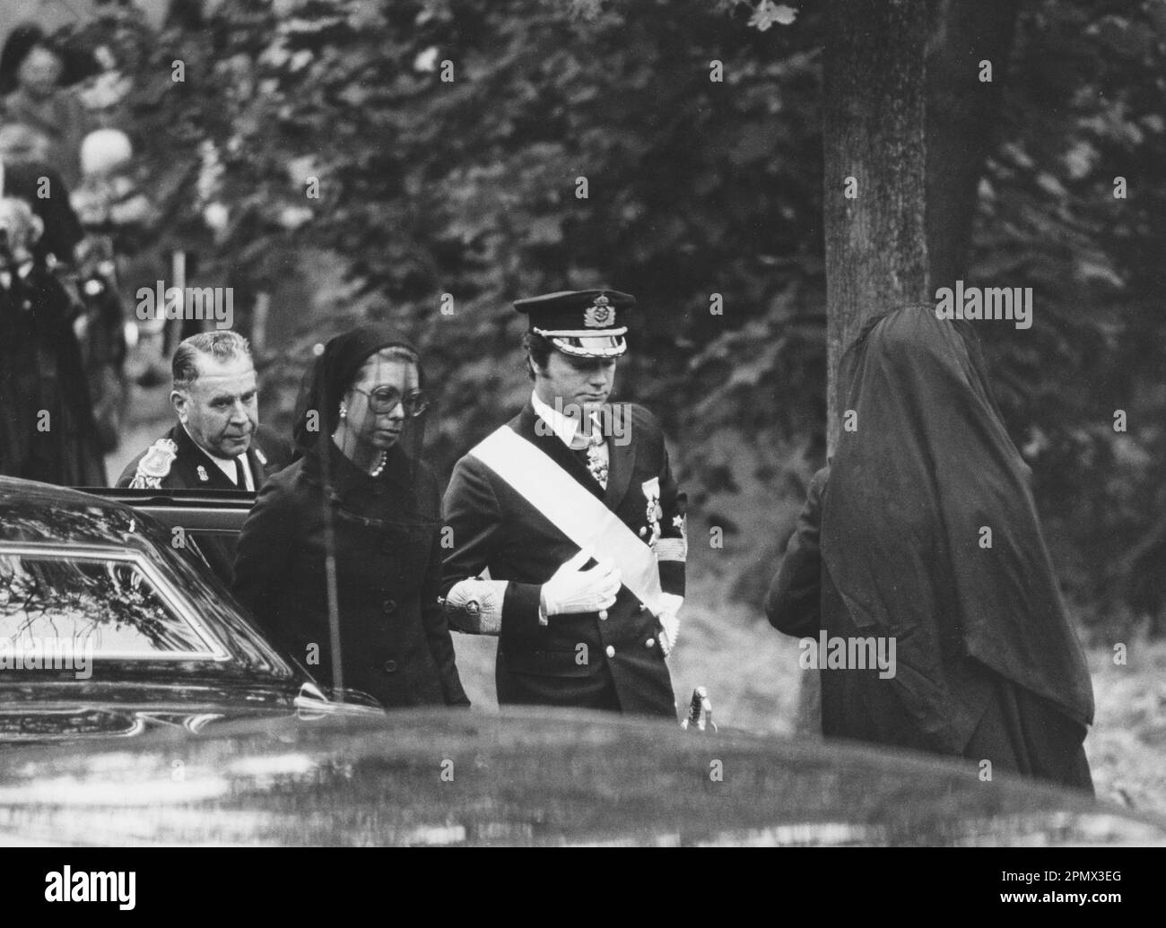 Carl XVI Gustaf, König von Schweden. Geboren am 30. april 1946. Am 25. september 1973 bei der Beerdigung seines Großvaters König Gustaf VI. Adolf. Bei der Beerdigung war auch Königin Ingrid von Dänemark, Prinzessin Christina von Schweden. Foto im königlichen Park Haga. Stockfoto