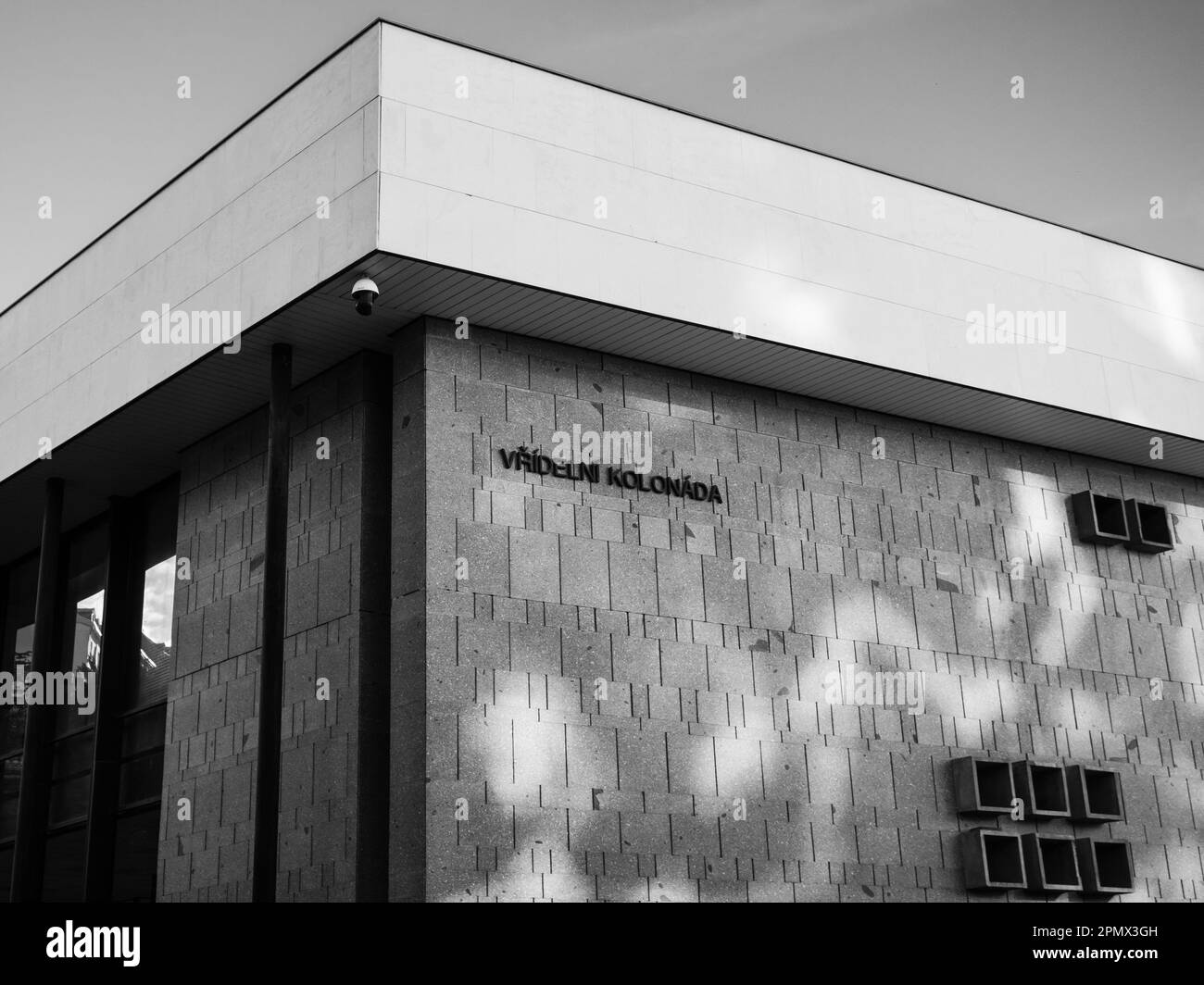Karlsbad, Tschechische Republik - Mai 28 2022: Vridelni Kolonada oder Thermalquellen-Kolonnaden-funktionalistisches Gebäude, erbaut 1975 von Jaroslav Otruba Stockfoto
