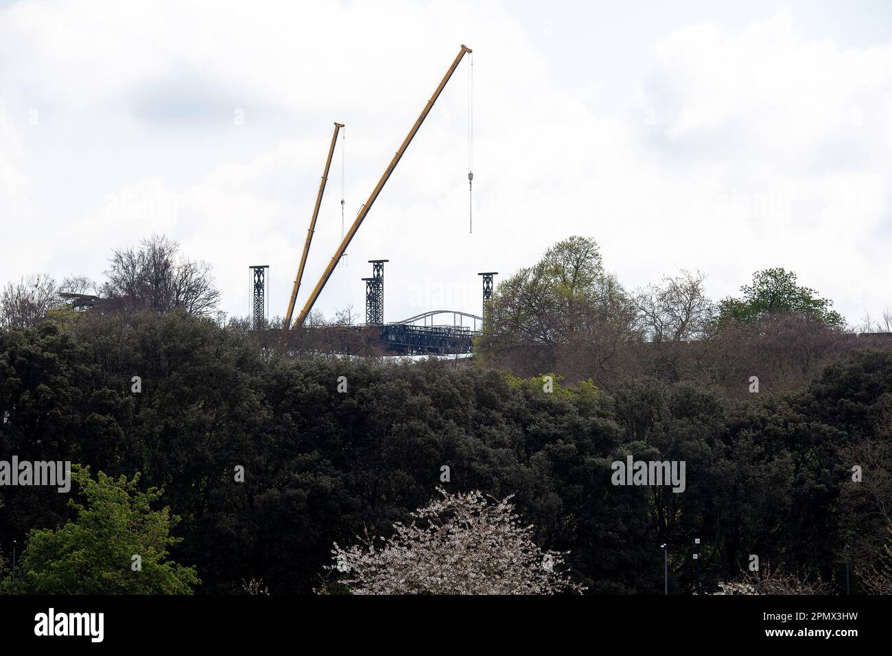 Windsor, Berkshire, Großbritannien. 15. April 2023. Die Bühne im Bau von Windsor Castle. Die Akten für das Krönungskonzert auf dem Gelände von Windsor Castle am Sonntag, dem 7. Mai 2023, wurden bestätigt. Dazu gehören Take That, Lionel Richie, Katy Perry, Andrea Bocelli, Sir Bryn Terfel, Freya Ridings und Alexis Ffrench. Die Künstler treten auf der Veranstaltung zur Krönung ihrer Majestäten, des Königs und der Königin, vor 20.000 Mitgliedern der Öffentlichkeit und geladenen Gästen auf. Kredit: Maureen McLean/Alamy Live News Stockfoto