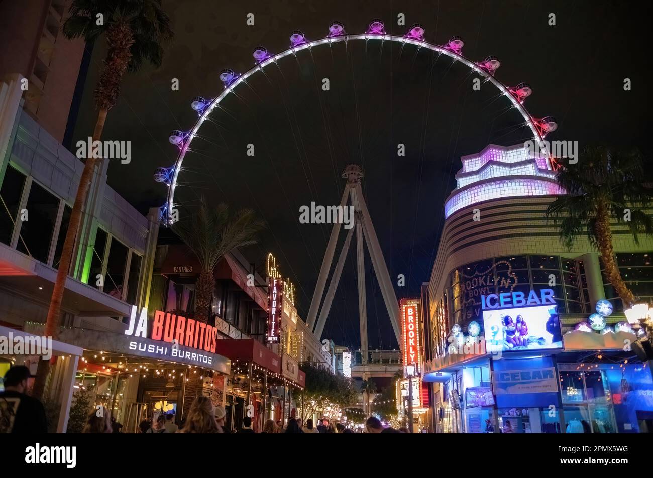 Unternehmen, die zum High Roller hinaufführen, einem riesigen Riesenrad mit 32 m hohen Höhen oder Passagierkabinen mit Platz für bis zu 40 Personen, für malerische Ausblicke auf Las Vegas. Stockfoto