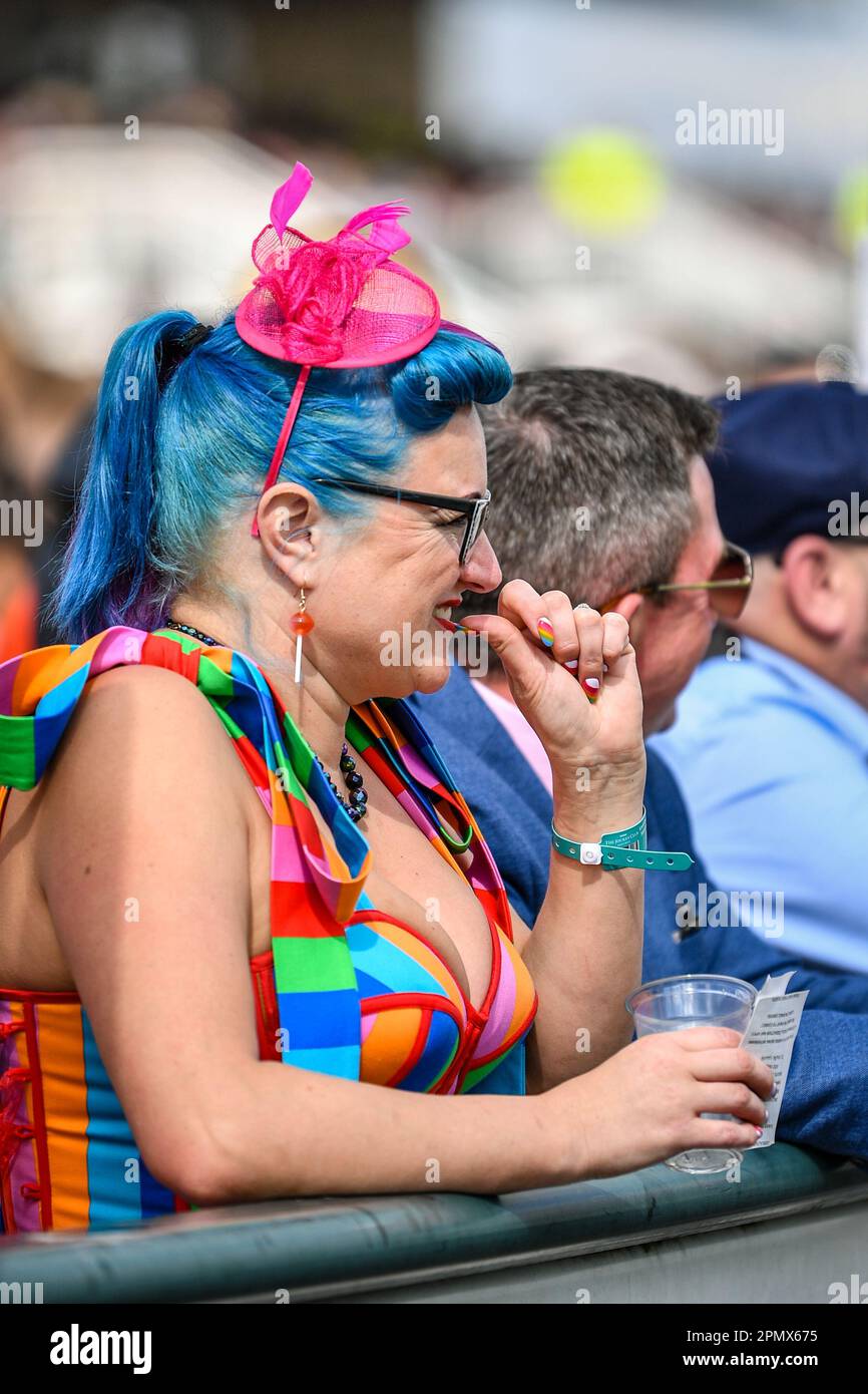 15. April 2023; Aintree Racecourse, Aintree, Merseyside, England: 2023 Grand National Festival Day 3; Ein Rennfahrer beobachtet das nagelhafte erste Rennen, EFT Systems Maghull Novice' Chase (Stufe 1) (Klasse 1) (Turf) Stockfoto
