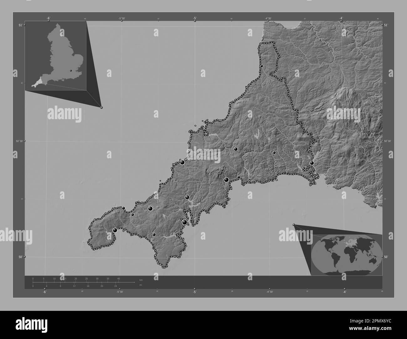 Cornwall, Verwaltungsbezirk England - Großbritannien. Bilevel-Höhenkarte mit Seen und Flüssen. Standorte der wichtigsten Städte der Region. Mais Stockfoto