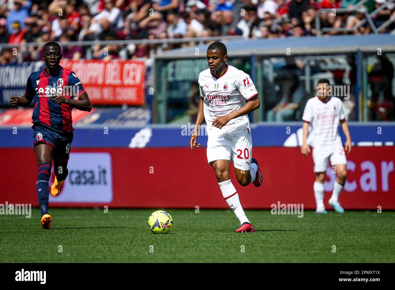 Bologna, Italien. 15. April 2023. Mailands Pierre Kalulu in Aktion während des Spiels Bologna FC gegen AC Mailand, italienisches Fußballspiel Serie A in Bologna, Italien, April 15 2023 Kredit: Independent Photo Agency/Alamy Live News Stockfoto