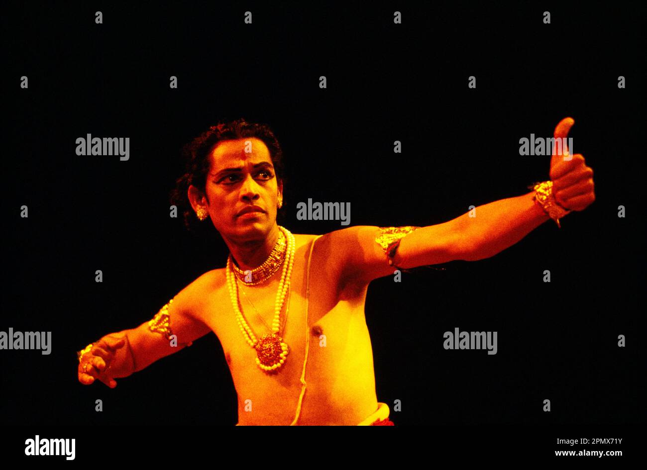 Indischer männlicher Tänzer mit Schmuck Stockfoto