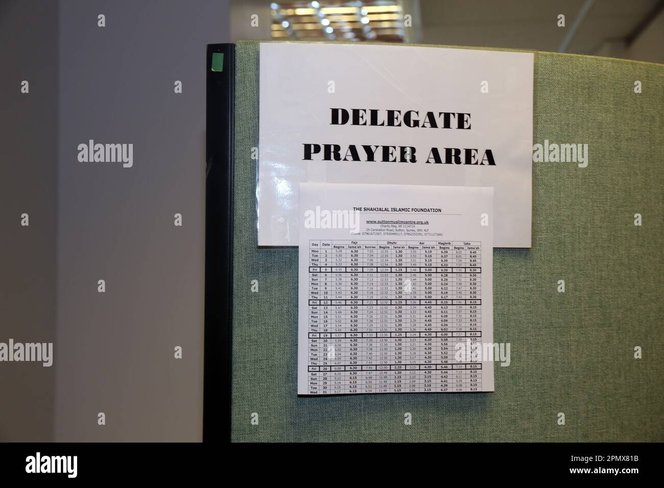 Gebetsbereich islamischer Delegierter mit Zeitplan auf der Business Conference England Stockfoto