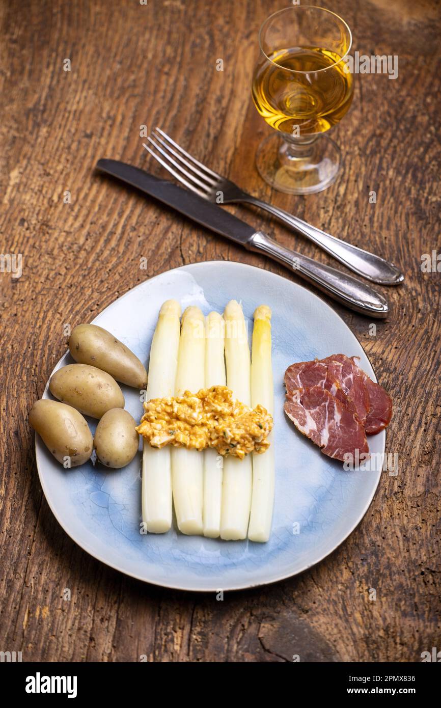 Weißer Spargel auf einem blauen Teller Stockfoto