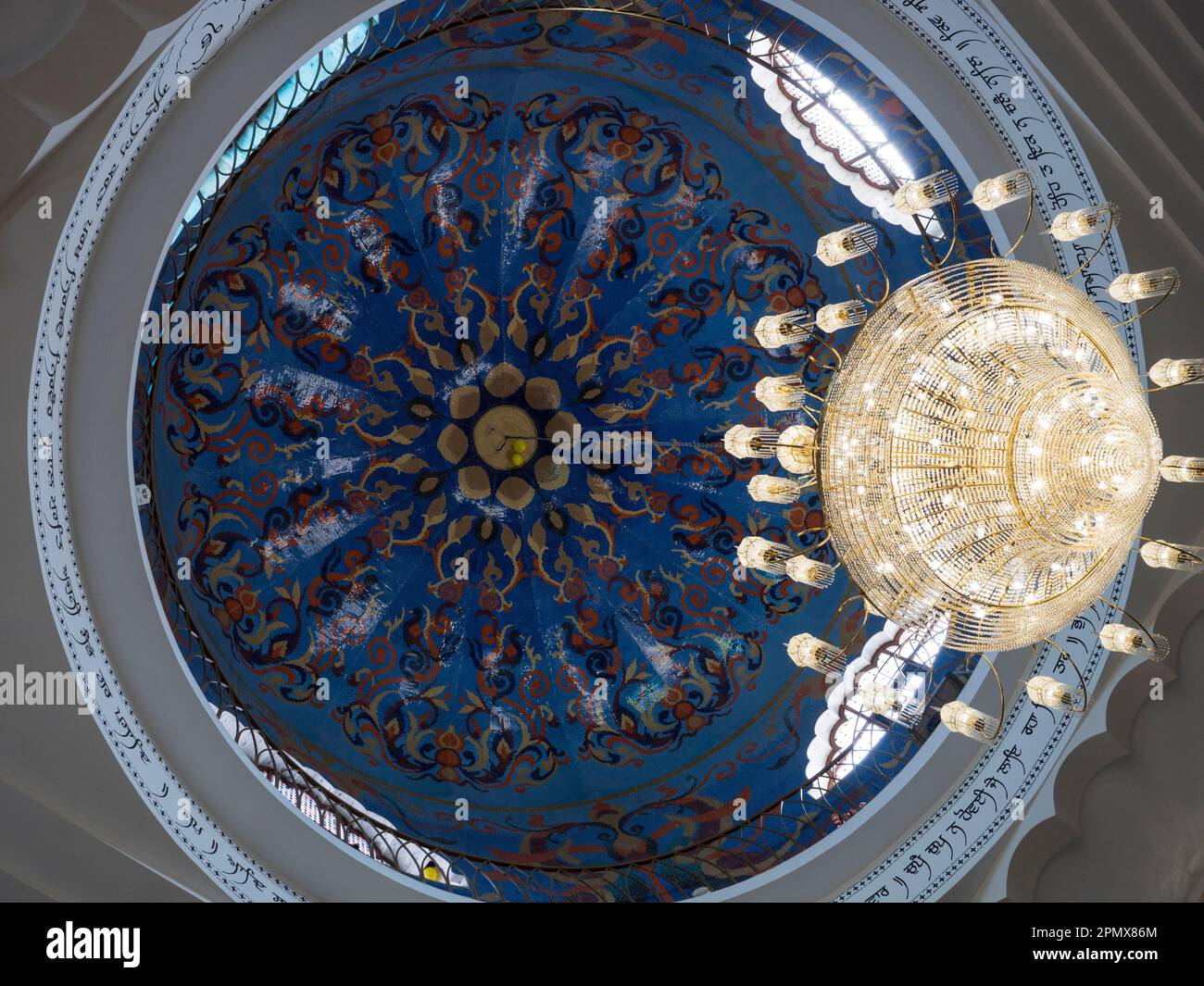 Gravesend, Kent, Großbritannien. 15. April 2023. Vaisakhi-Feiern in Gravesend, Kent. Fotos der Prozession, die am Siri Guru Nanak Darbar Sikh Tempel beginnt. Kredit: James Bell/Alamy Live News Stockfoto