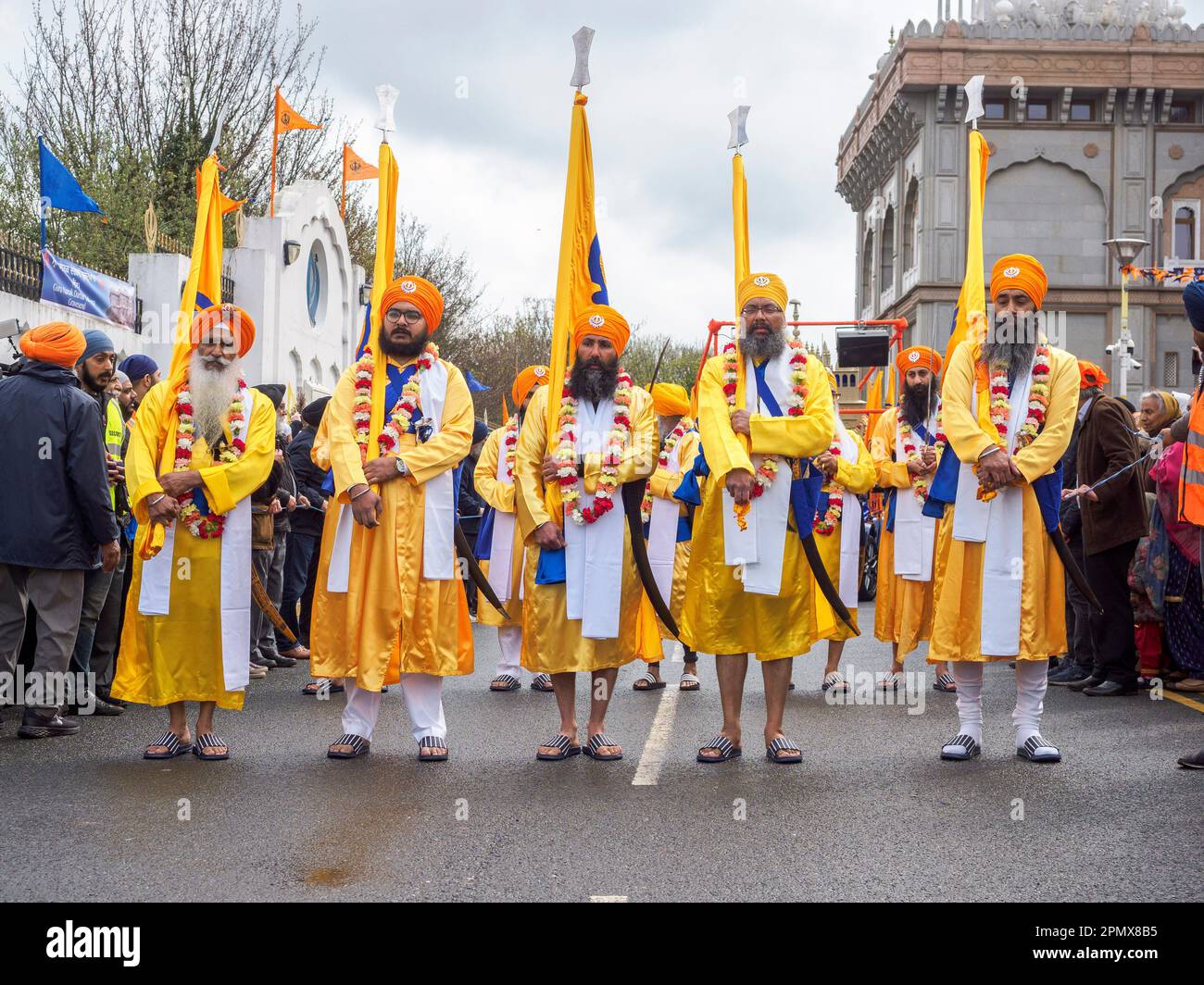 Gravesend, Kent, Großbritannien. 15. April 2023. Vaisakhi-Feiern in Gravesend, Kent. Fotos der Prozession, die am Siri Guru Nanak Darbar Sikh Tempel beginnt. Kredit: James Bell/Alamy Live News Stockfoto