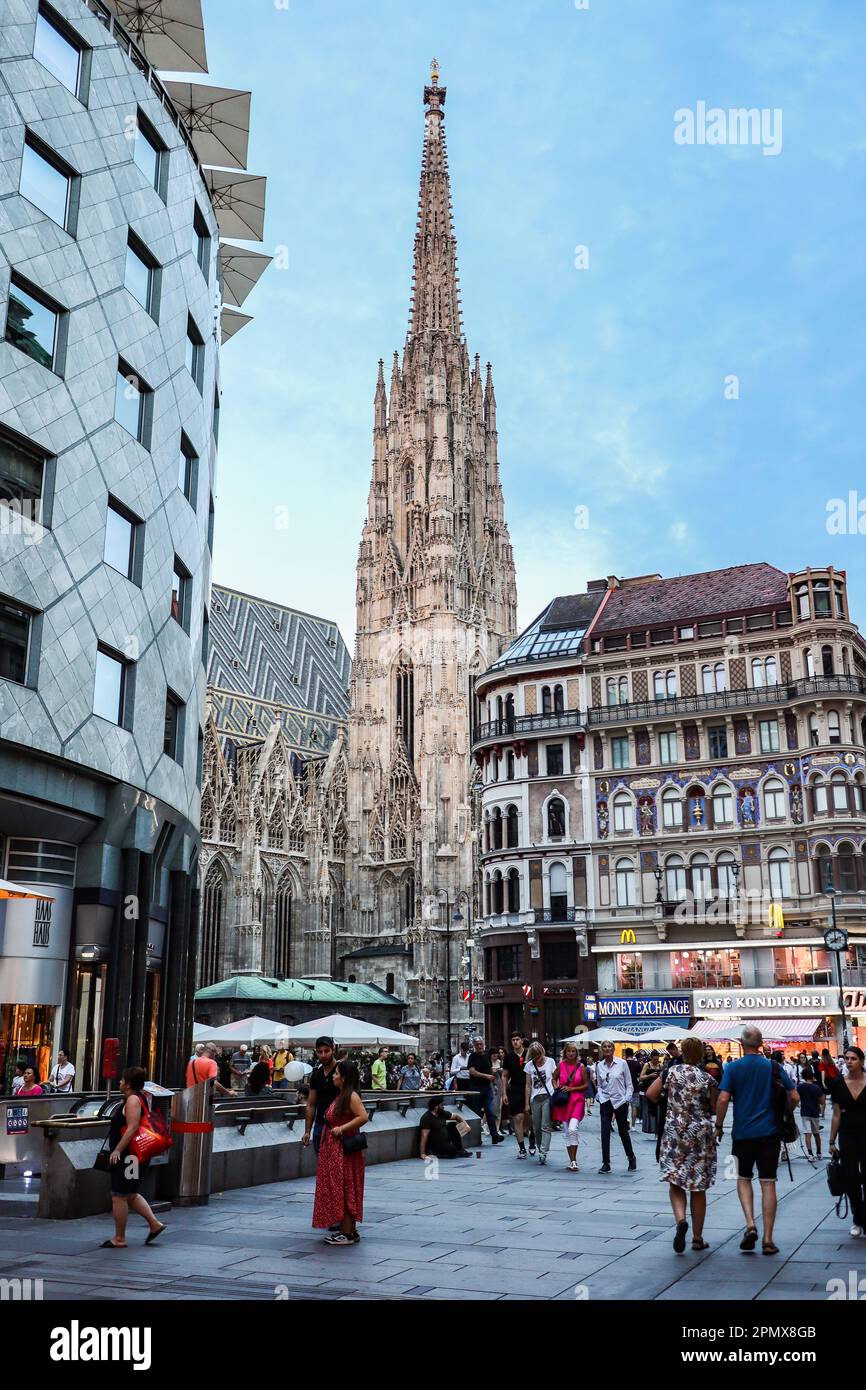 Wien, Osterreich - 15. August 2022: Blick auf St. Stephansdom in Europa. Touristenziel mit wunderschöner Architektur während der Sommerreise. Stockfoto