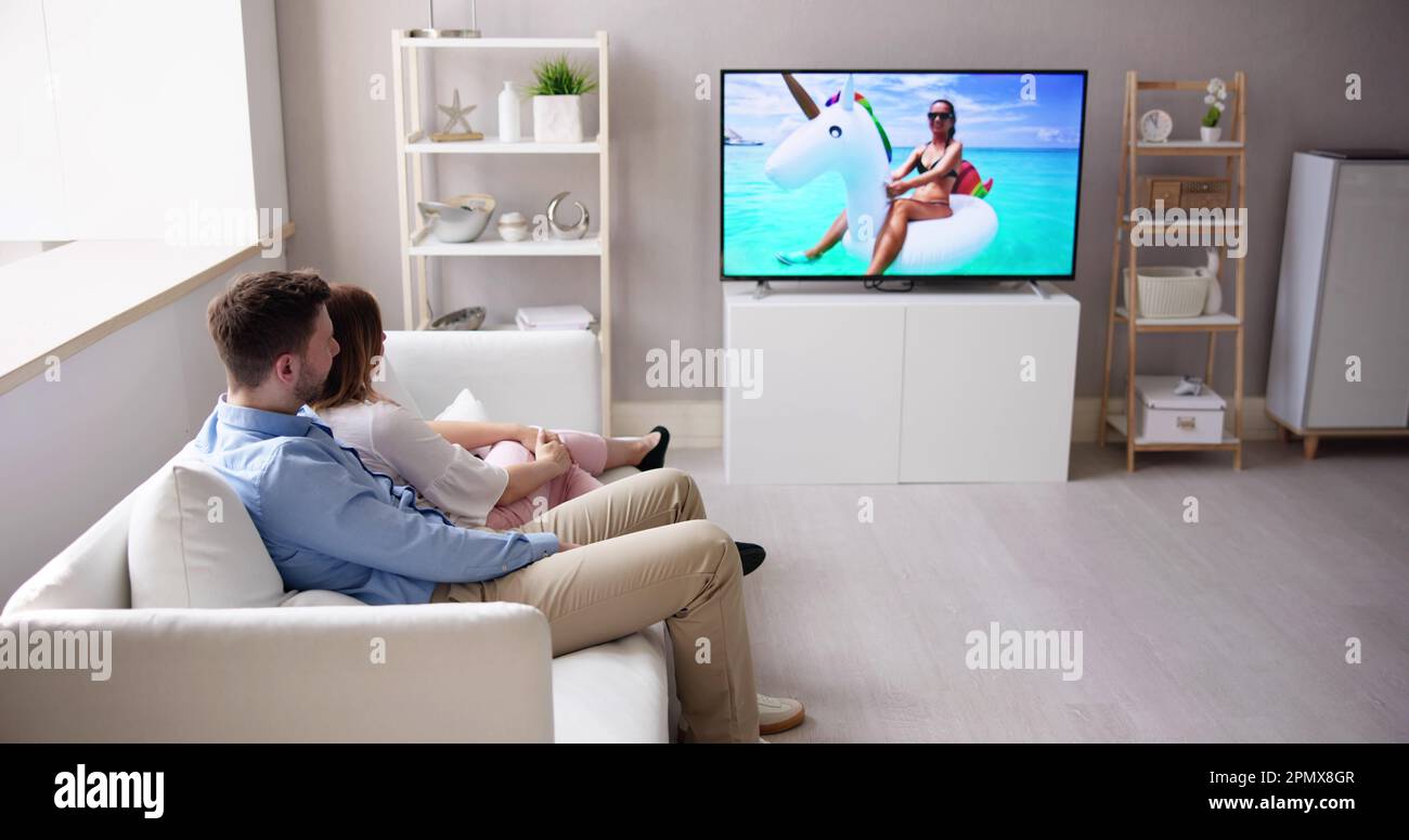 Ansicht der Rückseite ein Paar ansehen Film zu Hause im Fernsehen Stockfoto