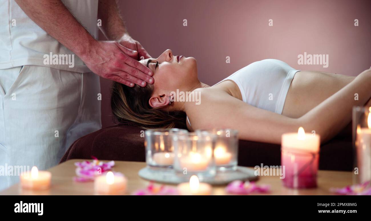 Junge Frau Erhält Kopfmassage Im Beauty Spa Stockfoto