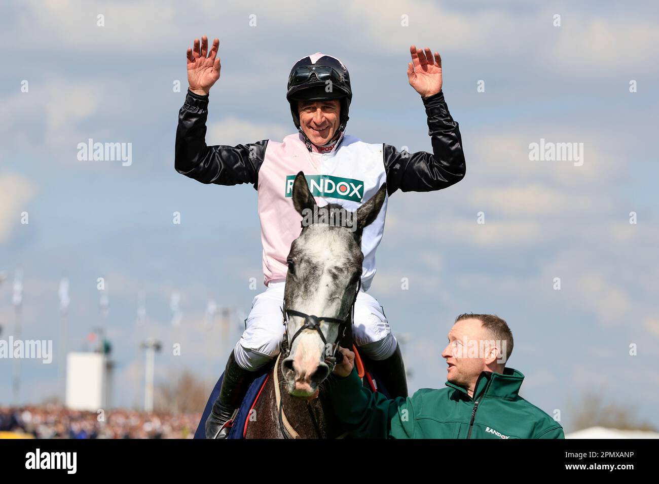 Liverpool, Großbritannien. 15. April 2023. Irish Point Ridded by Davy Russell feiert den Gewinn der Turners Mersey Novice Hürdle beim Randox Grand National Festival 2023 Grand National Day auf der Aintree Rennbahn, Liverpool, Großbritannien, 15. April 2023 (Foto von Conor Molloy/News Images) in Liverpool, Großbritannien, am 4./15. April 2023. (Foto: Conor Molloy/News Images/Sipa USA) Guthaben: SIPA USA/Alamy Live News Stockfoto