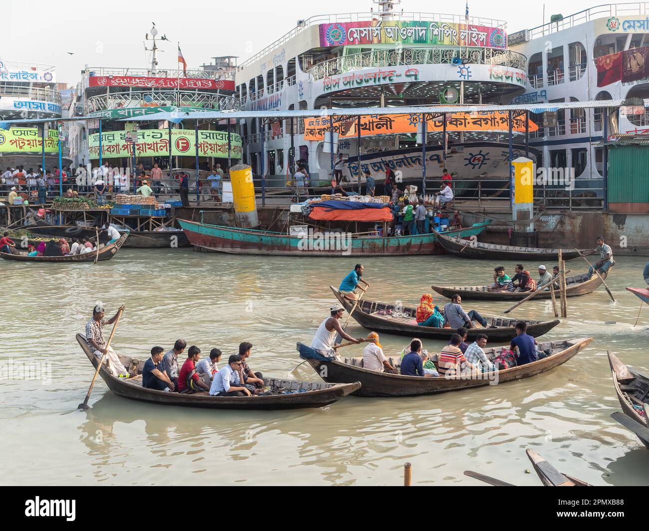 Fähren verschiedener Größen an der Wise Ghat Boat Station am Buriganga River in Dhaka, der Hauptstadt von Bangladesch. Stockfoto