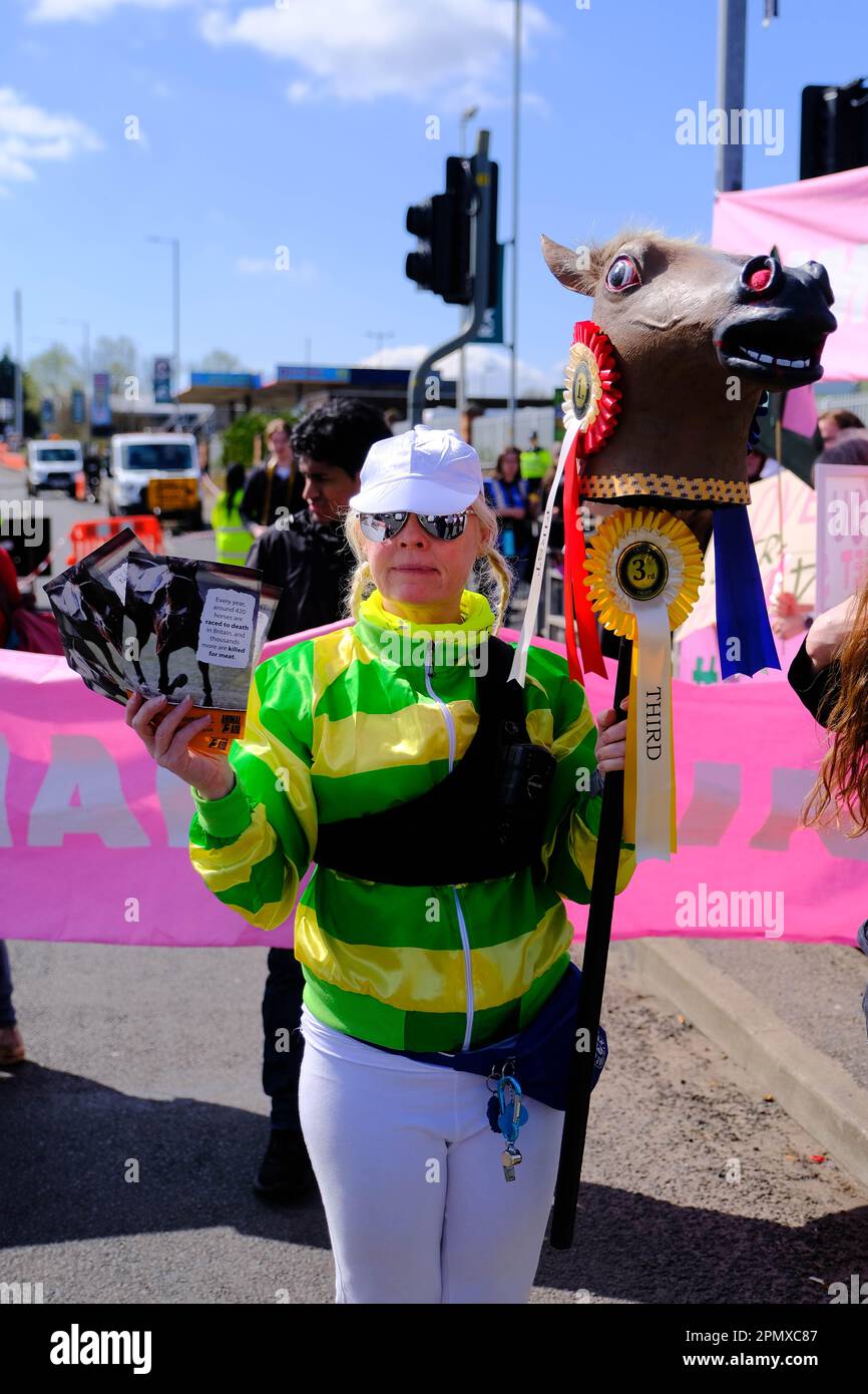 Aintree, Liverpool, Großbritannien. 15. April 2023. Animal Rising Demonstranten mit Plakaten führen einen friedlichen Protest vor dem Haupteingang der Rennbahn gegen das Rennen des Grand National durch und planen, das Rennen zu stoppen. Kredit: Mark Lear / Alamy Live News Stockfoto