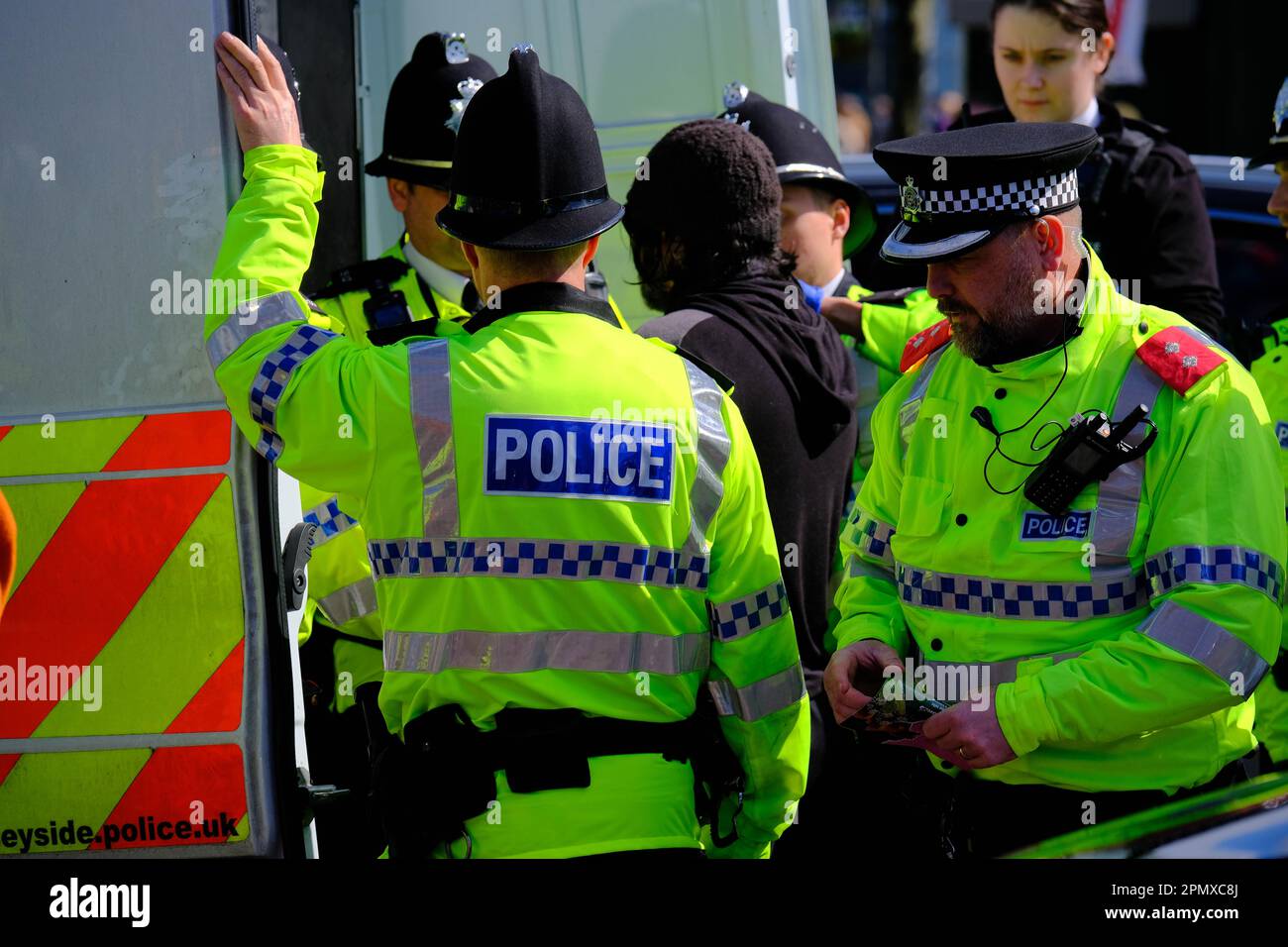 Aintree, Liverpool, Großbritannien. 15. April 2023. Animal Rising Demonstranten mit Plakaten führen einen friedlichen Protest vor dem Haupteingang der Rennbahn gegen das Rennen des Grand National durch und planen, das Rennen zu stoppen. Kredit: Mark Lear / Alamy Live News Stockfoto