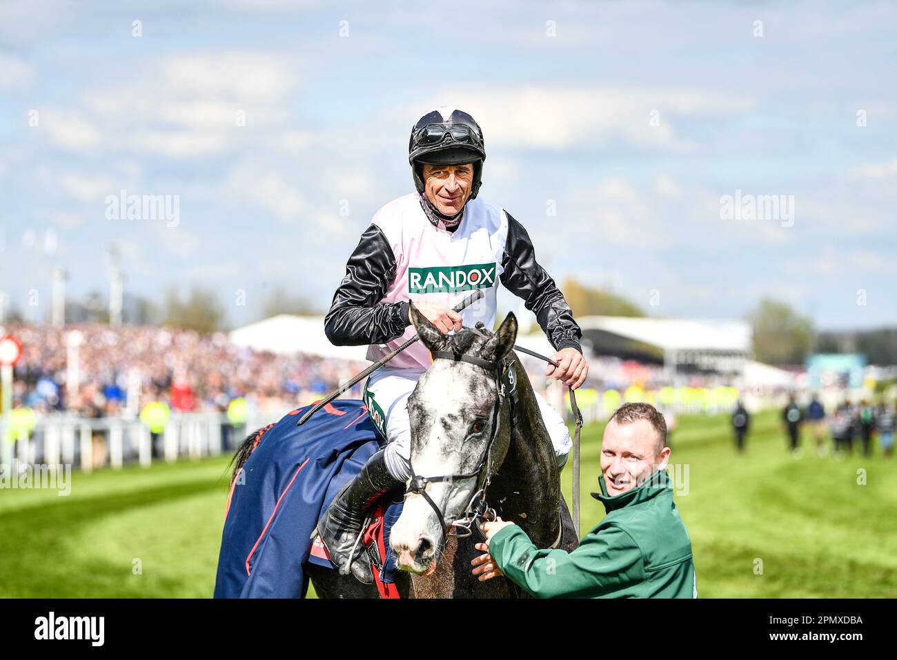 15. April 2023; Aintree Racecourse, Aintree, Merseyside, England: 2023 Grand National Festival Day 3; Jockey D N Russell lächelt, nachdem er die Turners Mersey Novice Hürdle on Irish Point gewonnen hat Stockfoto