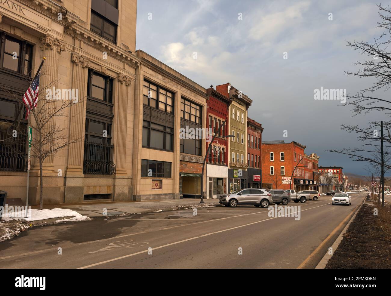 Die Fassaden entlang der North Union St in Olean New York sind von unterschiedlichem Grad an wirtschaftlicher Belastung und Revitalisierung geprägt. Stockfoto