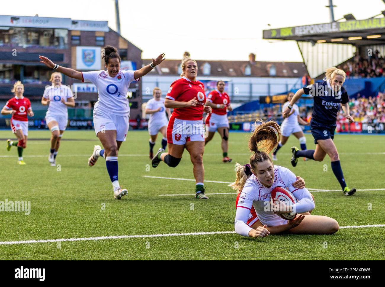 Englands Holly Aitchison erzielte ihre Seite 4. beim Versuch in der dritten Runde des TikTok Women's Six Nations, Cardiff Arms Park, Cardiff. Foto: Samstag, 15. April 2023. Stockfoto