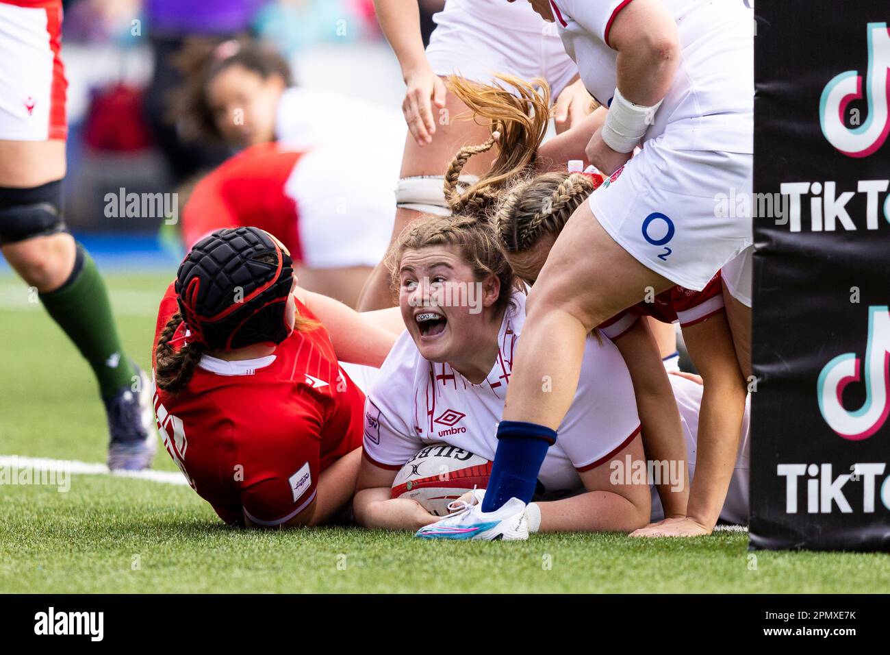 Maud Muir of England Women feiert einen Versuch beim TikTok Women's Six Nations Match Wales gegen England im BT Cardiff Arms Park, Cardiff, Vereinigtes Königreich, 15. April 2023 (Foto von Nick Browning/News Images) Stockfoto