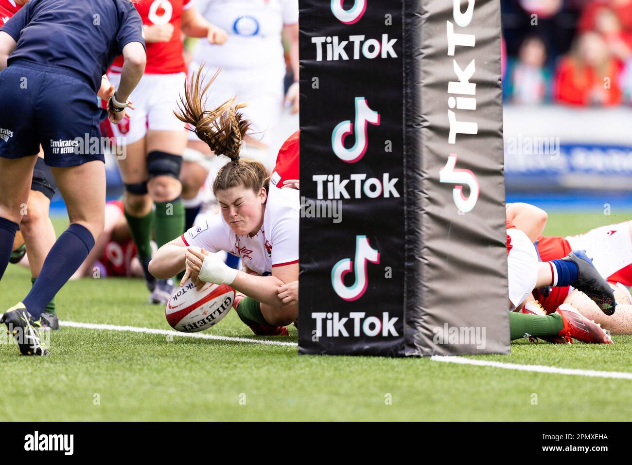 Cardiff, Großbritannien. 15. April 2023. Maud Muir of England Women erzielt einen Versuch beim TikTok Women's Six Nations Match Wales gegen England auf der BT Cardiff Arms Park, Cardiff, Großbritannien, 15. April 2023 (Foto von Nick Browning/News Images) in Cardiff, Großbritannien, am 4./15. April 2023. (Foto von Nick Browning/News Images/Sipa USA) Guthaben: SIPA USA/Alamy Live News Stockfoto