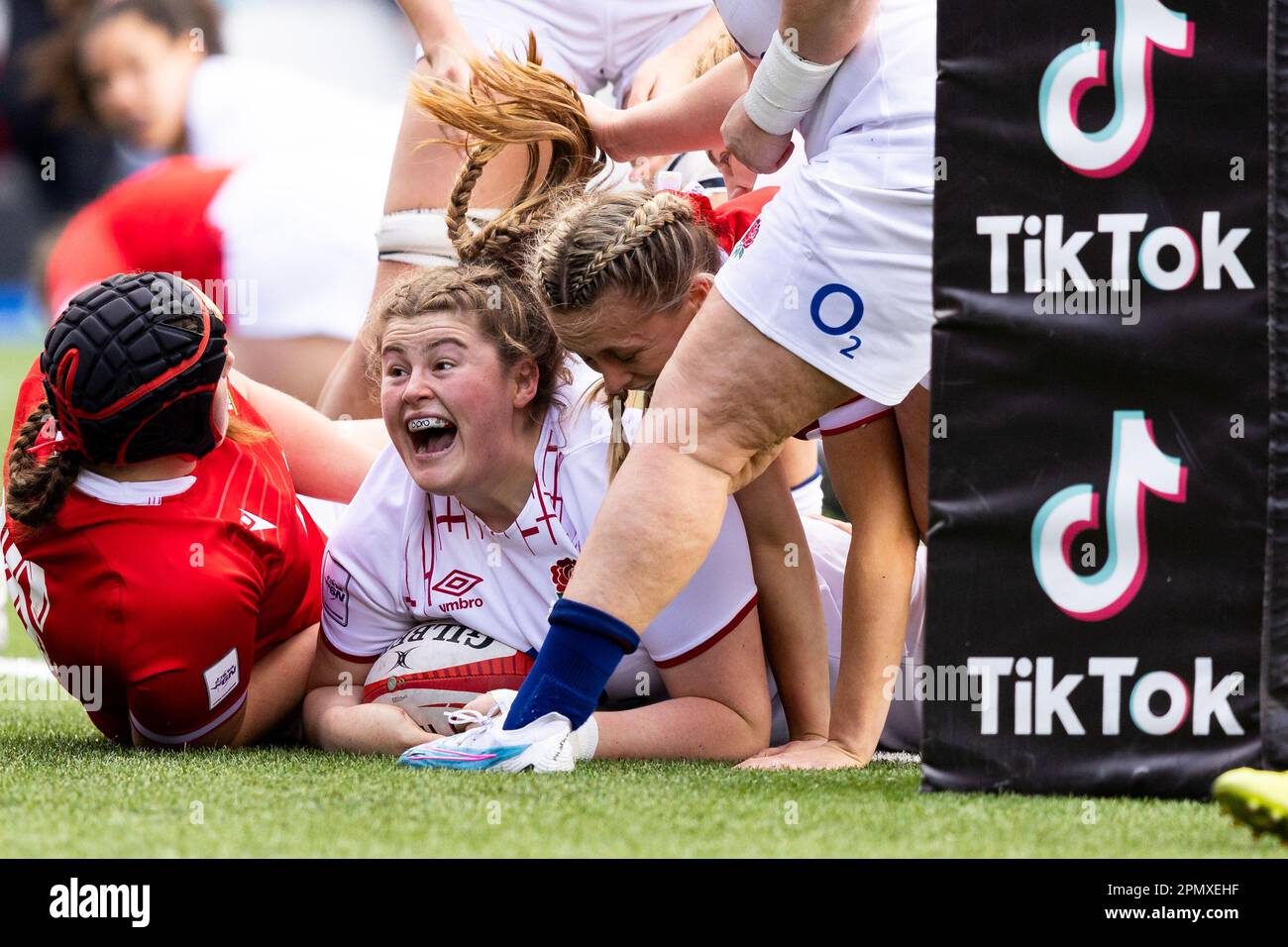 Cardiff, Großbritannien. 15. April 2023. Maud Muir of England Women feiert einen Versuch beim TikTok Women's Six Nations Match Wales gegen England auf der BT Cardiff Arms Park, Cardiff, Großbritannien, 15. April 2023 (Foto von Nick Browning/News Images) in Cardiff, Großbritannien, am 4./15. April 2023. (Foto von Nick Browning/News Images/Sipa USA) Guthaben: SIPA USA/Alamy Live News Stockfoto