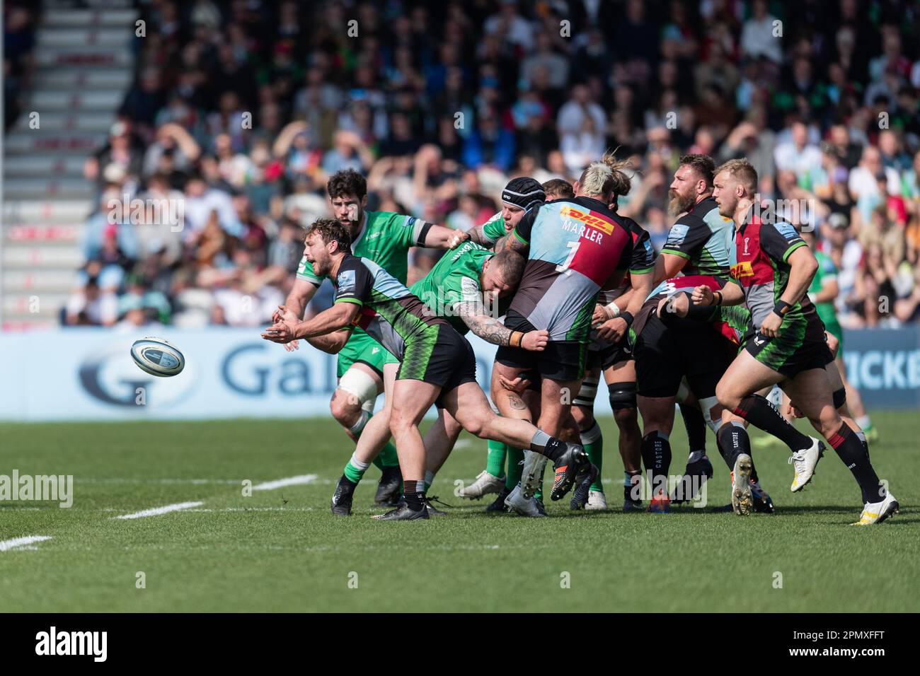 Will Evans von Harlequins spielt einen Pass während des Gallagher Premiership Rugby-Spiels zwischen Harlequins und Newcastle Falcons am Twickenham Stoop, Twickenham, England am 15. April 2023. Foto: Grant Winter. Nur redaktionelle Verwendung, Lizenz für kommerzielle Verwendung erforderlich. Keine Verwendung bei Wetten, Spielen oder Veröffentlichungen von Clubs/Ligen/Spielern. Kredit: UK Sports Pics Ltd/Alamy Live News Stockfoto